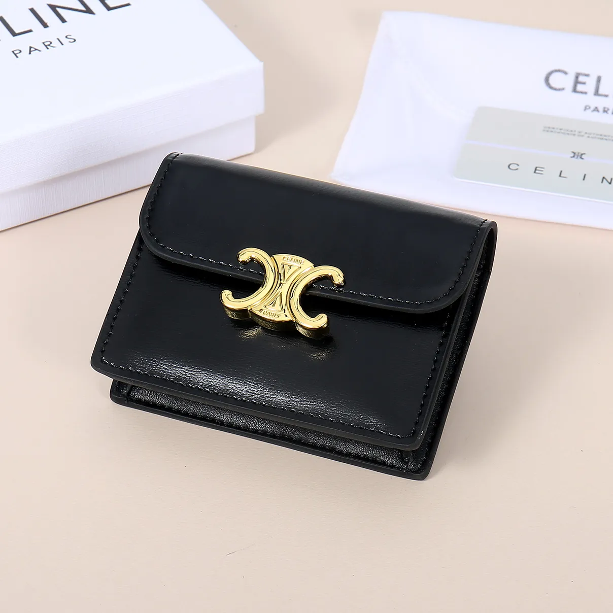 💰130, Celine's new card holder, TRIOMPHE business card holder, large cowhide with plain microfiber interior, gold finish TRIOMPHE metal snap closure, 1 thickened main compartment, 3 inner card slots. No.: 10N063 Size: 10.5x8.5x3 cm