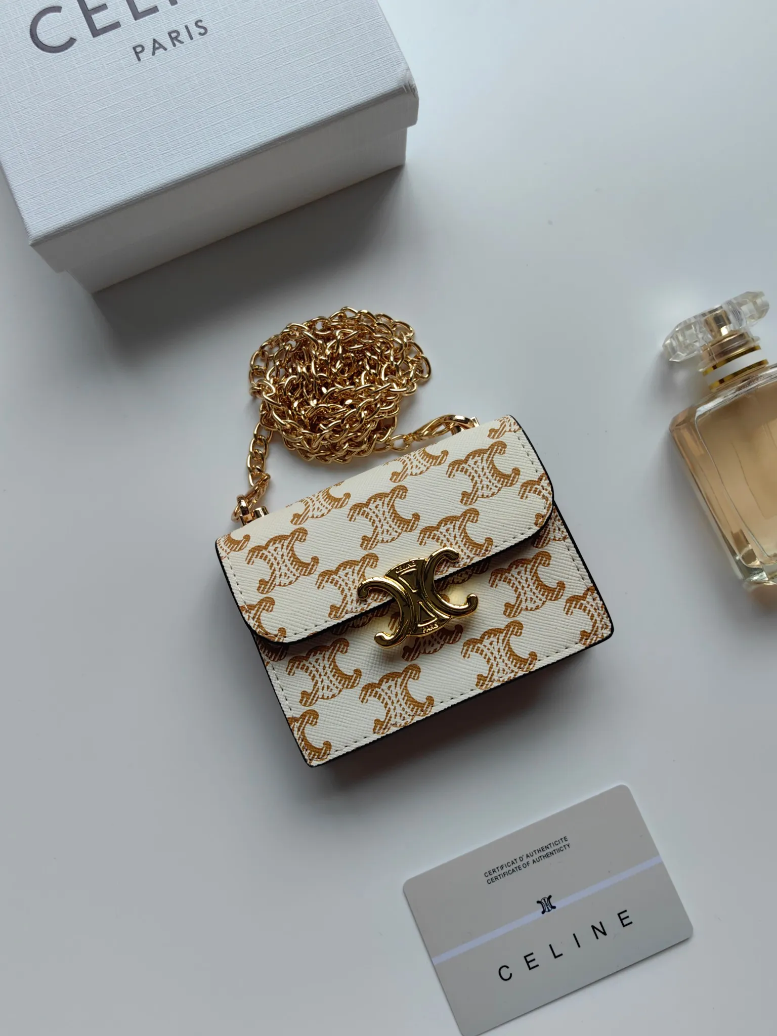 💰140 Celine's new chain TRIOMPHE business card bag, which can be worn cross-body, has a classic pattern with plain microfiber on the inside, gold-finished TRIOMPHE metal snap closure, 1 thickened main compartment, and 3 inner card slots. No.: 10N062 Size: 10.5x8.5x3 cm