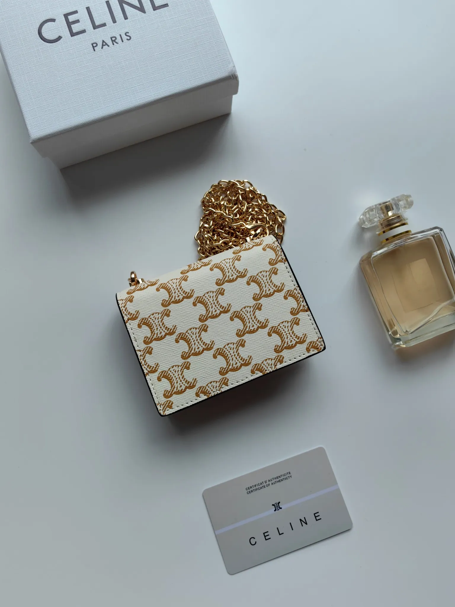 💰140 Celine's new chain TRIOMPHE business card bag, which can be worn cross-body, has a classic pattern with plain microfiber on the inside, gold-finished TRIOMPHE metal snap closure, 1 thickened main compartment, and 3 inner card slots. No.: 10N062 Size: 10.5x8.5x3 cm