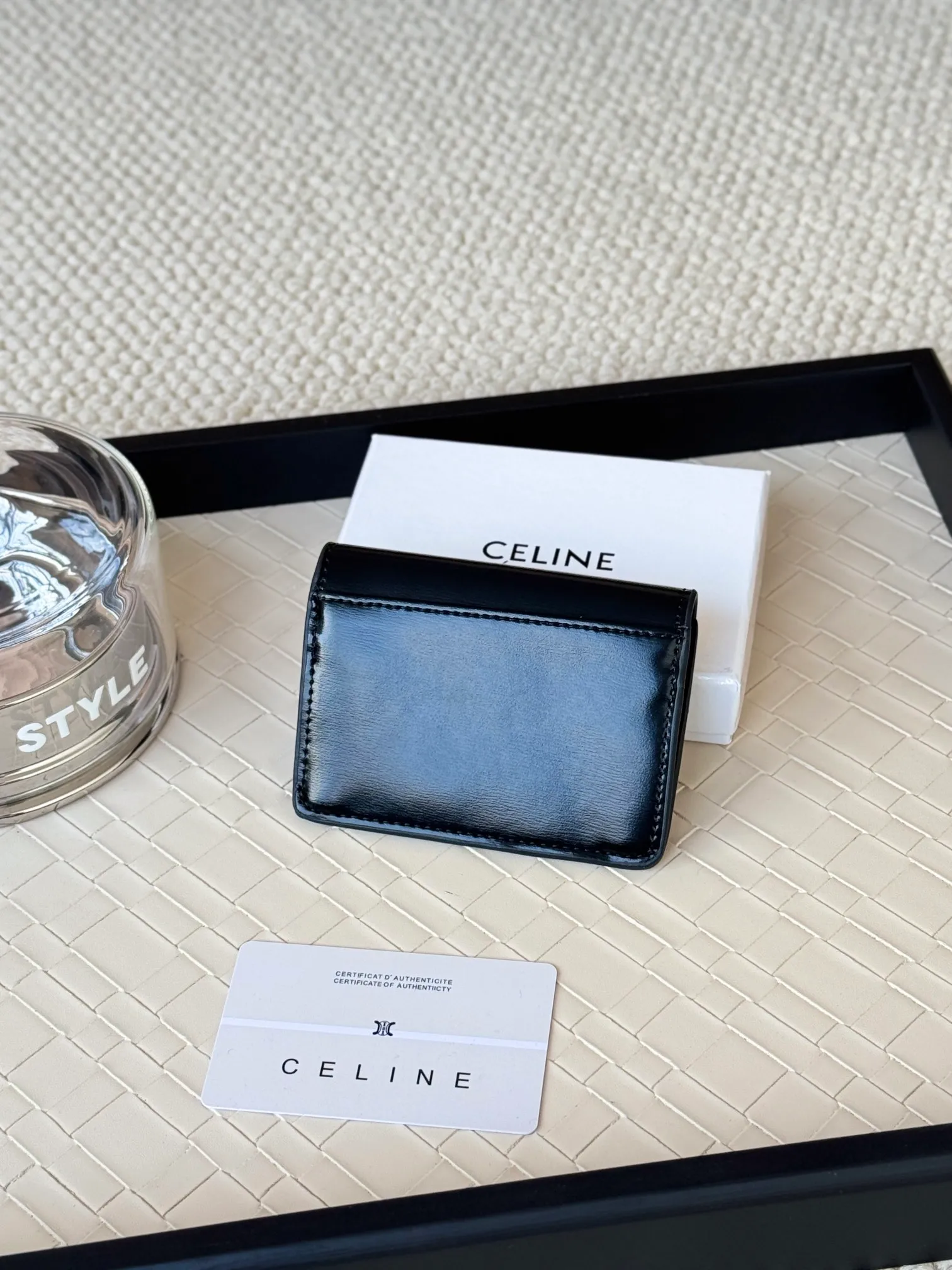 💰130 Celine's new card holder is online, ce's new classic card holder, with cow leather interior and triomphe snap closure, with 4 card slots inside and 1 outside card slot. It is easy to carry when going out, looks and wear-resistant, and is super light weight! Style number: 10L583 Size: 10.5x7x1cm