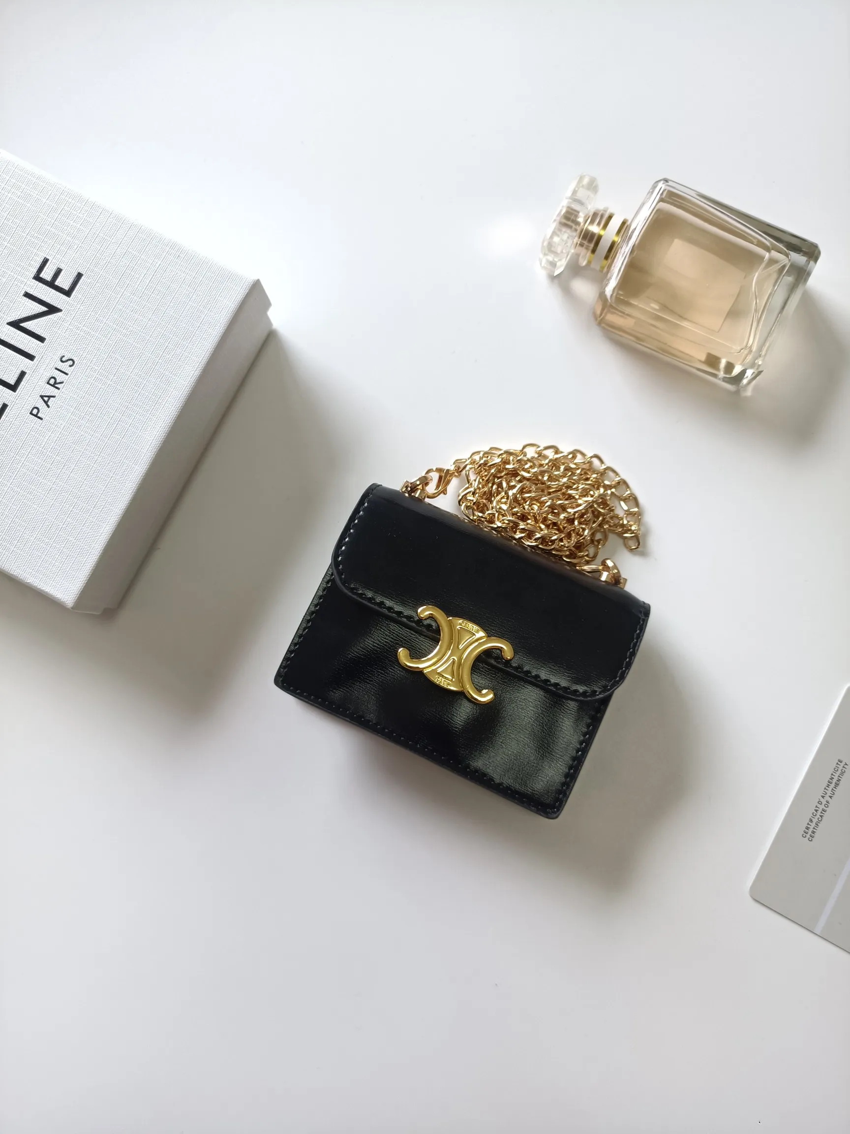 💰160 Celine's new chain TRIOMPHE business card bag, which can be worn cross-body, has a classic pattern with plain microfiber on the inside, gold-finished TRIOMPHE metal snap closure, 1 thickened main compartment, and 3 inner card slots. No.: 10N062 Size: 10.5x8.5x3 cm