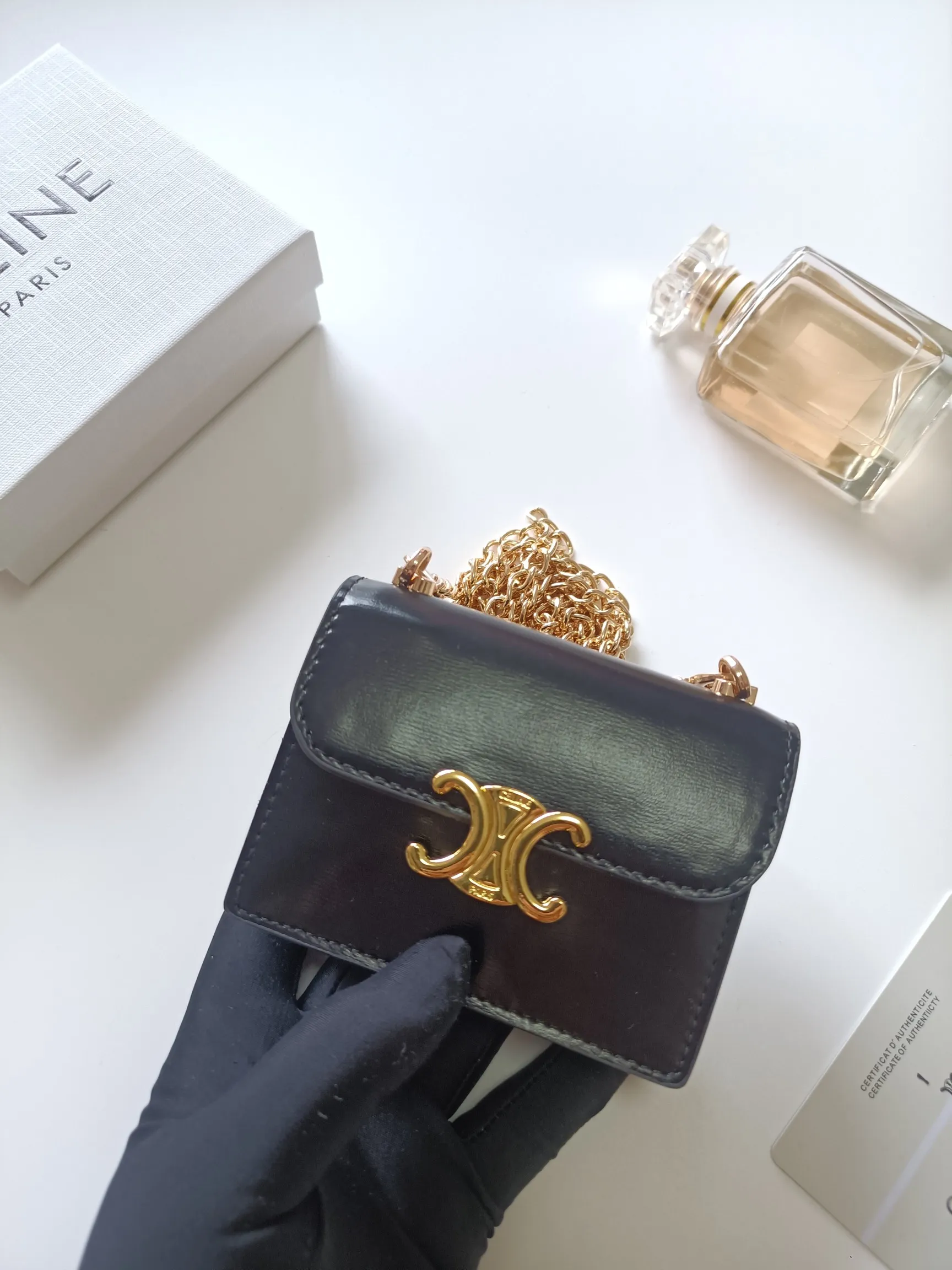 💰160 Celine's new chain TRIOMPHE business card bag, which can be worn cross-body, has a classic pattern with plain microfiber on the inside, gold-finished TRIOMPHE metal snap closure, 1 thickened main compartment, and 3 inner card slots. No.: 10N062 Size: 10.5x8.5x3 cm
