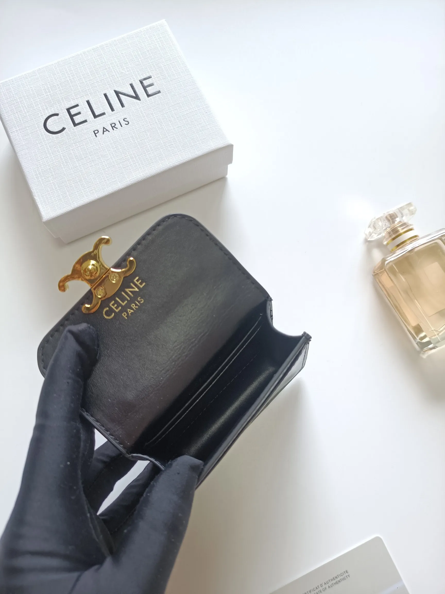 💰160 Celine's new chain TRIOMPHE business card bag, which can be worn cross-body, has a classic pattern with plain microfiber on the inside, gold-finished TRIOMPHE metal snap closure, 1 thickened main compartment, and 3 inner card slots. No.: 10N062 Size: 10.5x8.5x3 cm