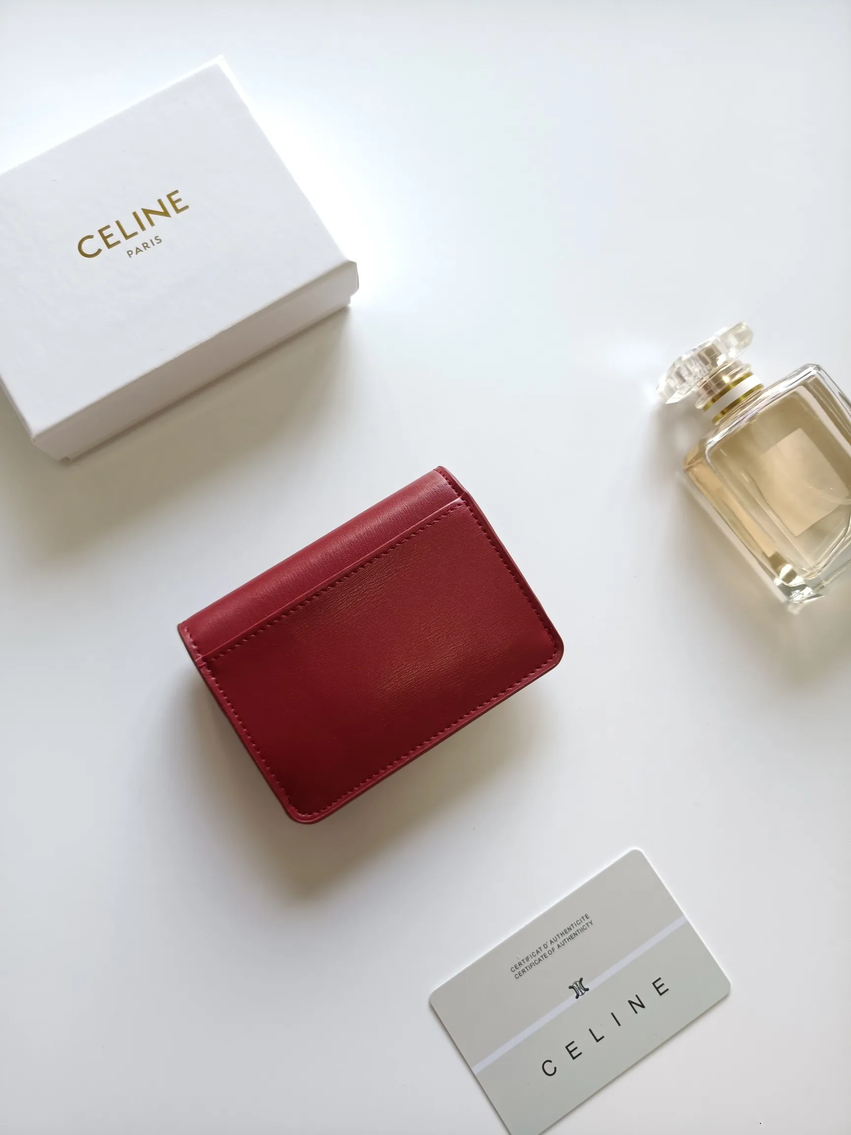 ￥110 CELINE’s latest TRIOMPHE leather flip card holder, gold finish, snap button closure, model number: 101583, size: 10.5*7cm