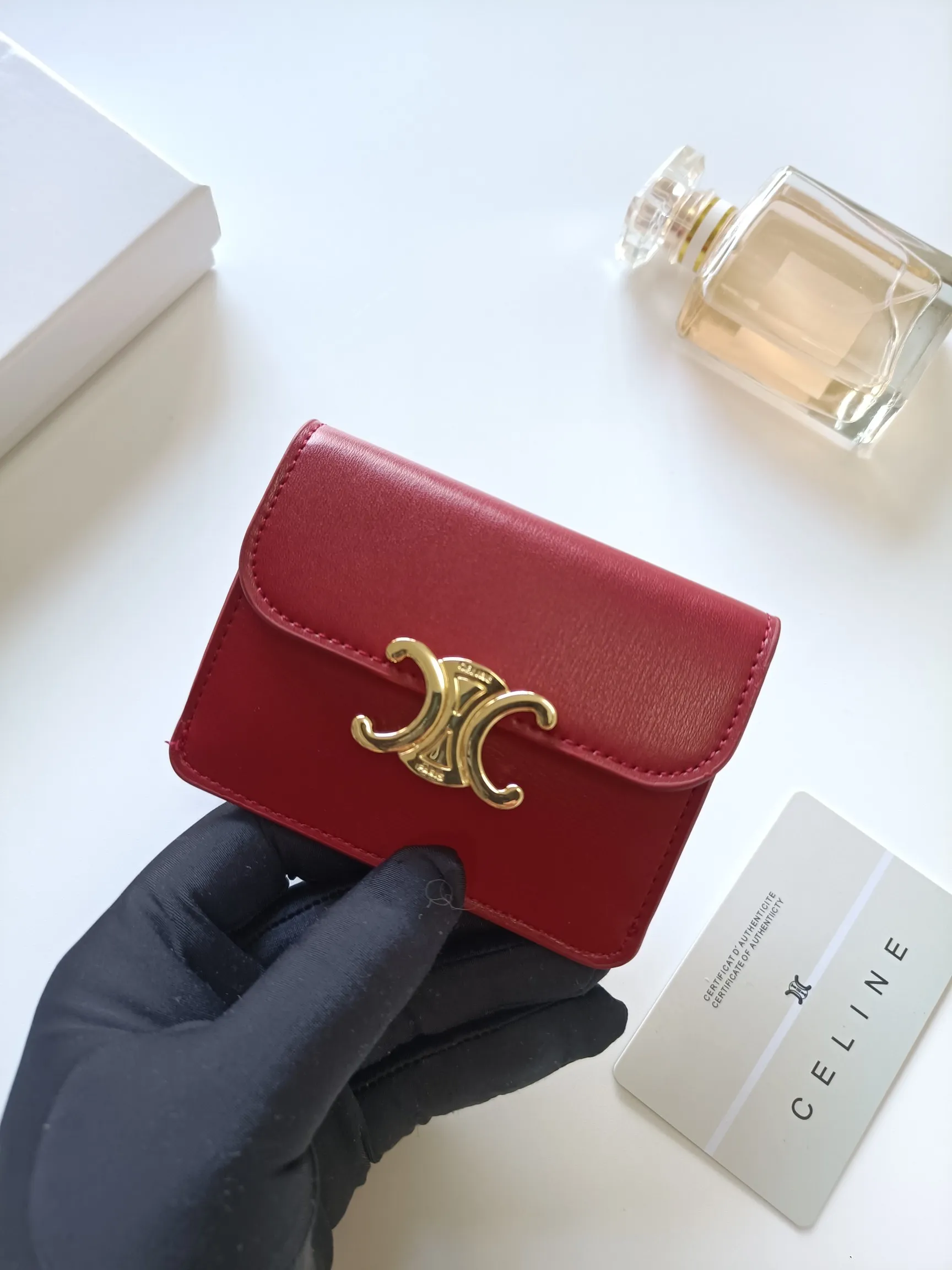￥110 CELINE’s latest TRIOMPHE leather flip card holder, gold finish, snap button closure, model number: 101583, size: 10.5*7cm