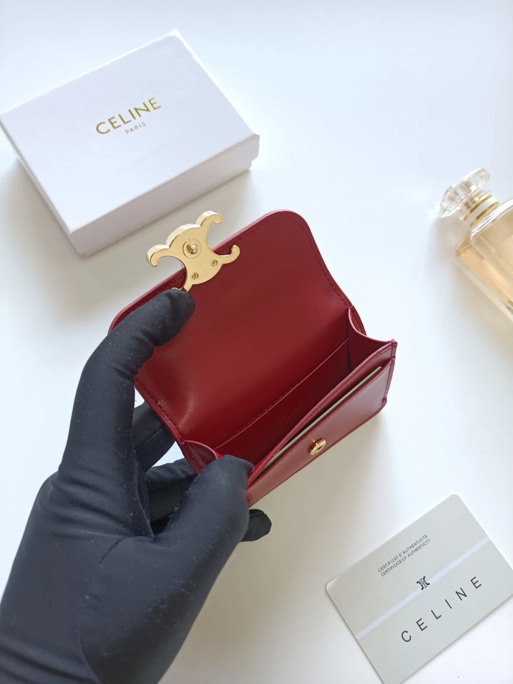 ￥110 CELINE’s latest TRIOMPHE leather flip card holder, gold finish, snap button closure, model number: 101583, size: 10.5*7cm