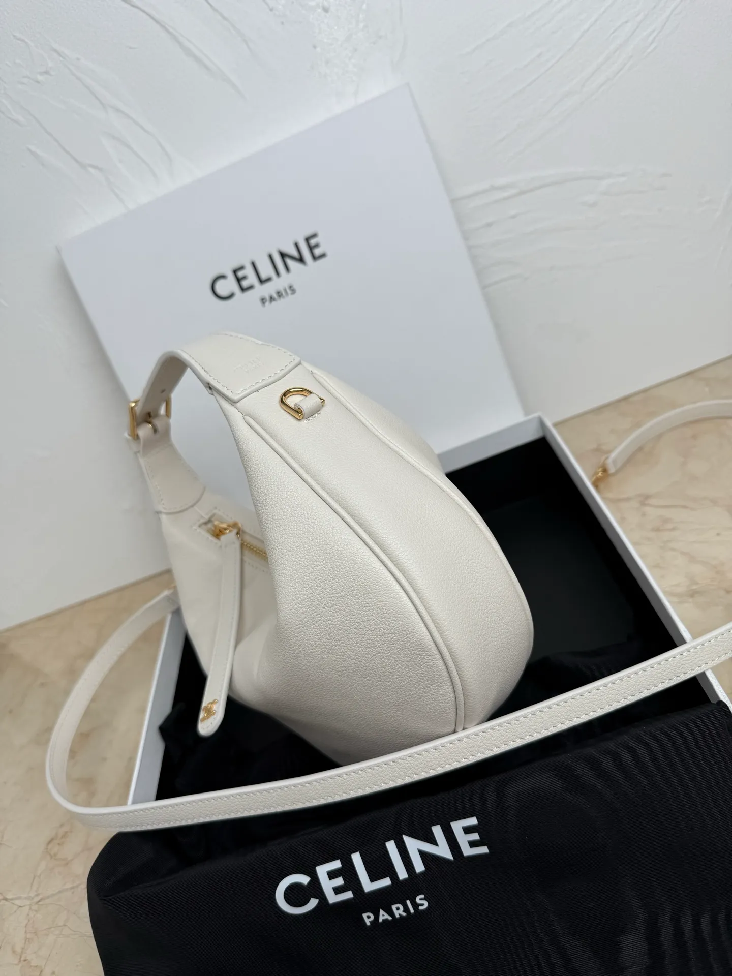 p1460 new product online 🅰️🅰️ CE new LuLu bag This time CE’s new LuLu bag is really stunning. I was struck by this crescent bag at first glance. It has a sense of high-end. The body of the bag is made of soft calfskin and feels like rua clouds. The hardware is all old and retro style. When paired with it, the temperament takes off. The most amazing thing is this bag shape! It can be salty, sweet, commuting, dating, cross-body, or one-shoulder. They are all very beautiful, and the capacity is completely sufficient for daily use. Paired with a coat, it looks like a lady, and paired with a sweater, it is very casual and casual. It is really versatile! ♻️ Style number: 119599 Color: White Size: 22x15x5cm