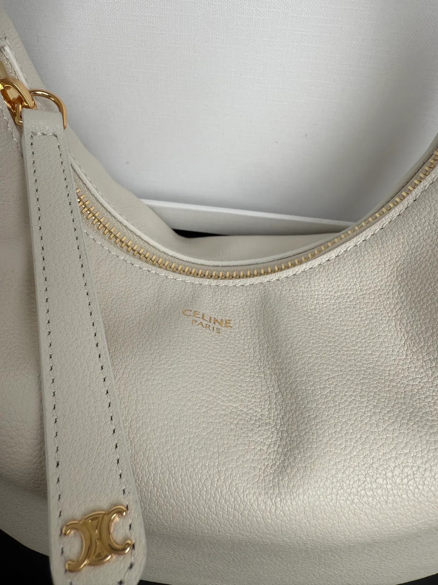 p1460 new product online 🅰️🅰️ CE new LuLu bag This time CE’s new LuLu bag is really stunning. I was struck by this crescent bag at first glance. It has a sense of high-end. The body of the bag is made of soft calfskin and feels like rua clouds. The hardware is all old and retro style. When paired with it, the temperament takes off. The most amazing thing is this bag shape! It can be salty, sweet, commuting, dating, cross-body, or one-shoulder. They are all very beautiful, and the capacity is completely sufficient for daily use. Paired with a coat, it looks like a lady, and paired with a sweater, it is very casual and casual. It is really versatile! ♻️ Style number: 119599 Color: White Size: 22x15x5cm