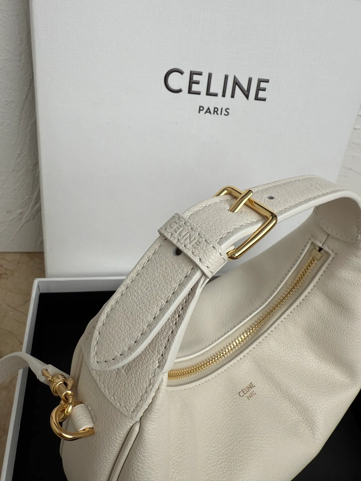 p1460 new product online 🅰️🅰️ CE new LuLu bag This time CE’s new LuLu bag is really stunning. I was struck by this crescent bag at first glance. It has a sense of high-end. The body of the bag is made of soft calfskin and feels like rua clouds. The hardware is all old and retro style. When paired with it, the temperament takes off. The most amazing thing is this bag shape! It can be salty, sweet, commuting, dating, cross-body, or one-shoulder. They are all very beautiful, and the capacity is completely sufficient for daily use. Paired with a coat, it looks like a lady, and paired with a sweater, it is very casual and casual. It is really versatile! ♻️ Style number: 119599 Color: White Size: 22x15x5cm