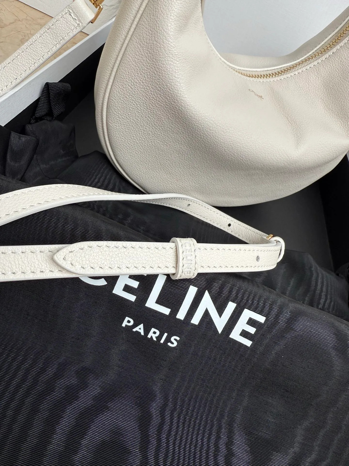 p1460 new product online 🅰️🅰️ CE new LuLu bag This time CE’s new LuLu bag is really stunning. I was struck by this crescent bag at first glance. It has a sense of high-end. The body of the bag is made of soft calfskin and feels like rua clouds. The hardware is all old and retro style. When paired with it, the temperament takes off. The most amazing thing is this bag shape! It can be salty, sweet, commuting, dating, cross-body, or one-shoulder. They are all very beautiful, and the capacity is completely sufficient for daily use. Paired with a coat, it looks like a lady, and paired with a sweater, it is very casual and casual. It is really versatile! ♻️ Style number: 119599 Color: White Size: 22x15x5cm