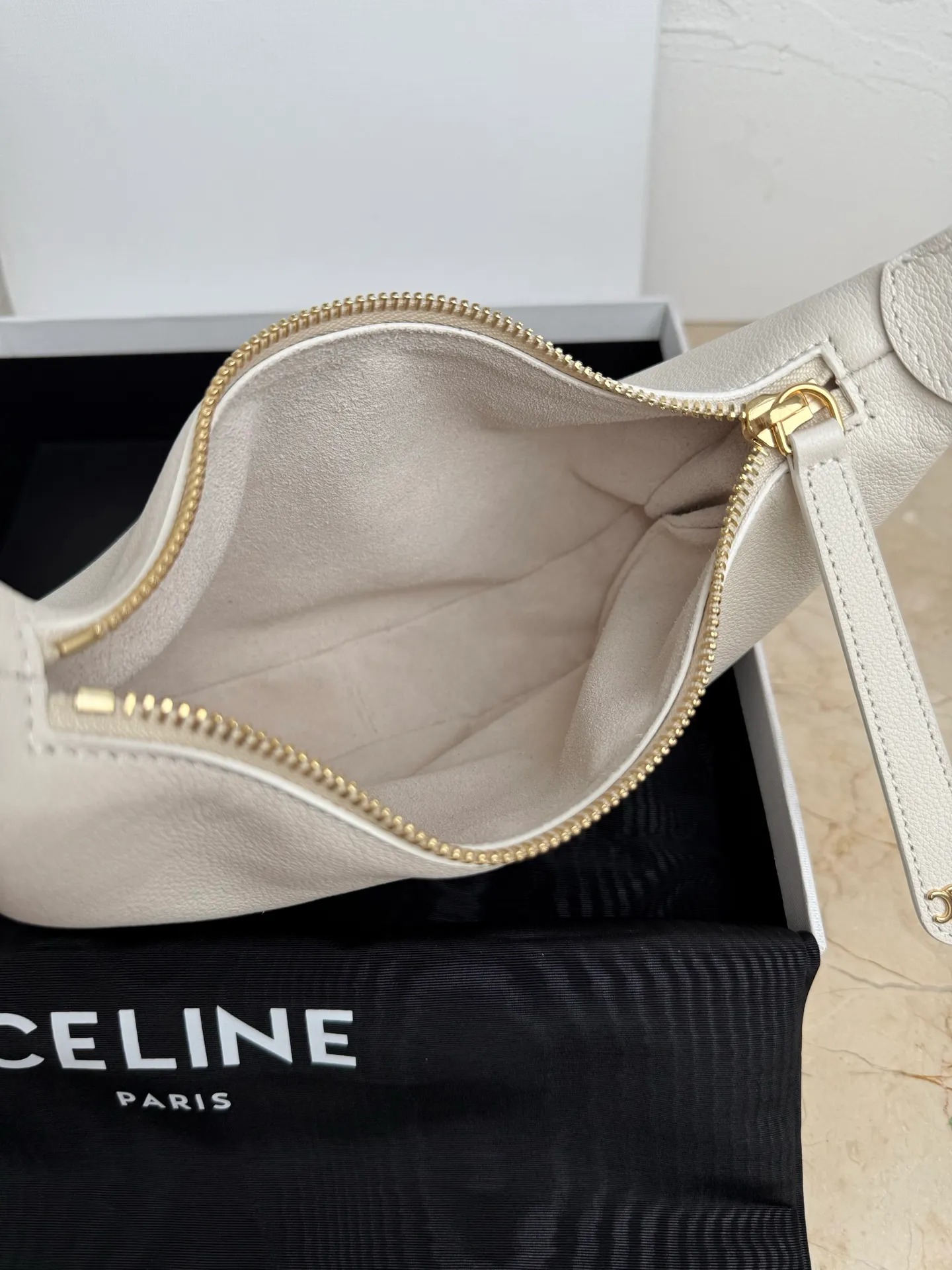 p1460 new product online 🅰️🅰️ CE new LuLu bag This time CE’s new LuLu bag is really stunning. I was struck by this crescent bag at first glance. It has a sense of high-end. The body of the bag is made of soft calfskin and feels like rua clouds. The hardware is all old and retro style. When paired with it, the temperament takes off. The most amazing thing is this bag shape! It can be salty, sweet, commuting, dating, cross-body, or one-shoulder. They are all very beautiful, and the capacity is completely sufficient for daily use. Paired with a coat, it looks like a lady, and paired with a sweater, it is very casual and casual. It is really versatile! ♻️ Style number: 119599 Color: White Size: 22x15x5cm