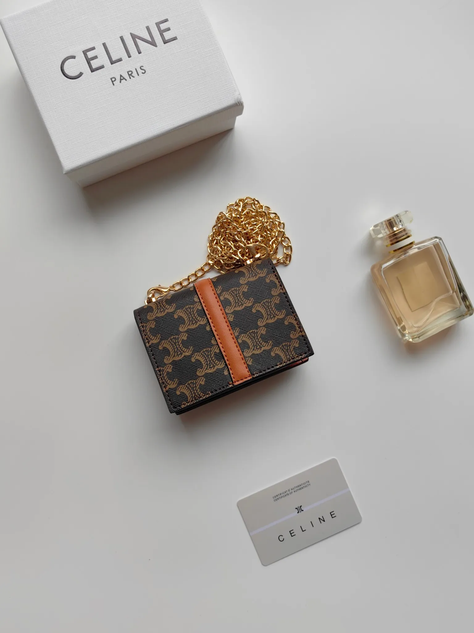 💰140 Celine's latest chain card holder, TRIOMPHE flip chain card holder, can be worn cross-body, classic pattern with plain microfiber interior, rotating lock closure, 1 thickened main compartment, 2 inner card slots. No.: 10M472 Size: 10.5x8.5x3 cm