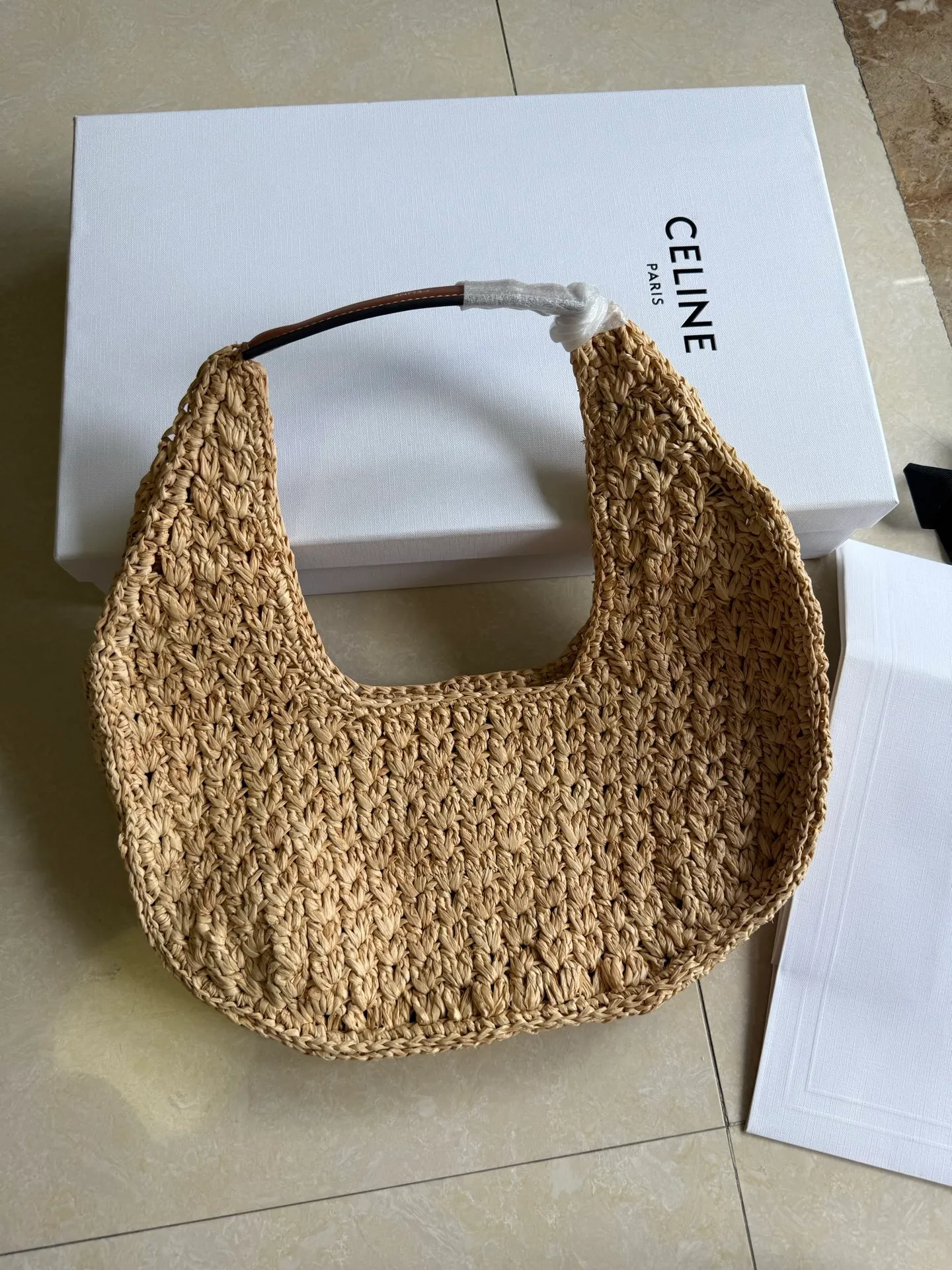730. CELINE🆕 CLASSIC PANIER plant material and cow leather HOBO handbag. Midsummer belongs to straw bags🌴🌴🌴 Let’s be a Celine Girl 23ss this summer. This shoulder woven bag is amazing🤩 Pure hand-woven natural grass + three-dimensional Arc de Triomphe retro leather label. The size is just right and versatile with every look. A must-have for summer✨ Note: Hand-woven handbags, each piece is unique. Size and shape may vary slightly Vegetable material, cowhide leather binding, unlined Dimensions: 33 X 16 X 4 cm Reference number: 112772