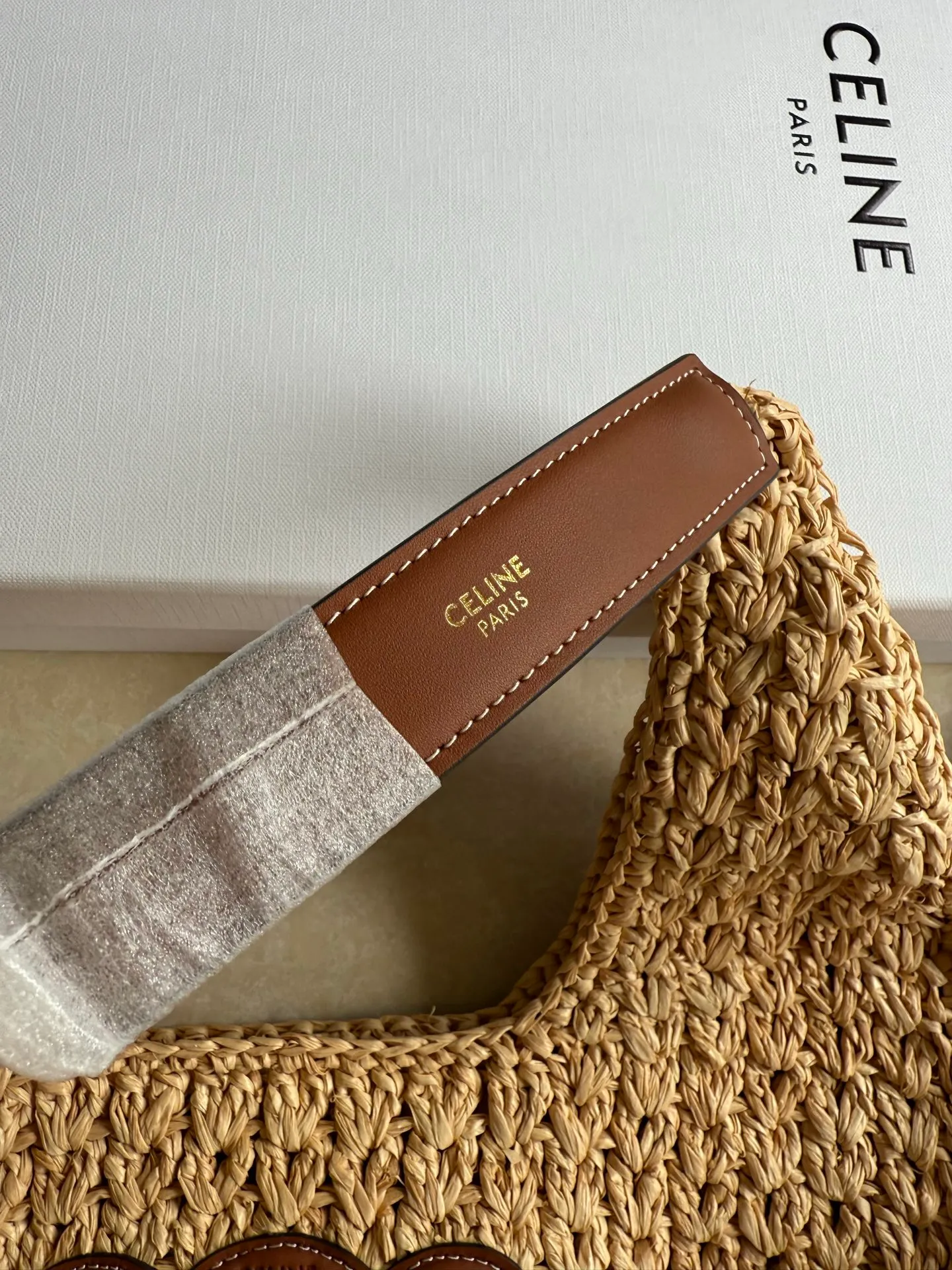 730. CELINE🆕 CLASSIC PANIER plant material and cow leather HOBO handbag. Midsummer belongs to straw bags🌴🌴🌴 Let’s be a Celine Girl 23ss this summer. This shoulder woven bag is amazing🤩 Pure hand-woven natural grass + three-dimensional Arc de Triomphe retro leather label. The size is just right and versatile with every look. A must-have for summer✨ Note: Hand-woven handbags, each piece is unique. Size and shape may vary slightly Vegetable material, cowhide leather binding, unlined Dimensions: 33 X 16 X 4 cm Reference number: 112772