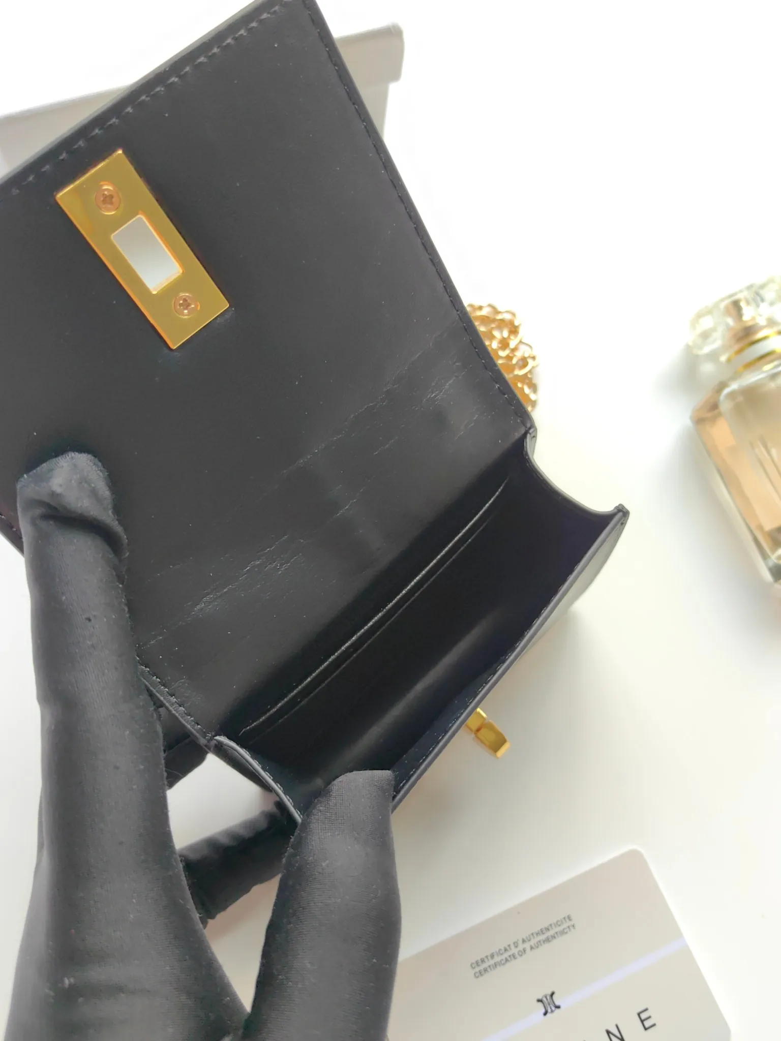 💰140 Celine's latest chain card holder, TRIOMPHE flip chain card holder, can be worn cross-body, classic pattern with plain microfiber interior, rotating lock closure, 1 thickened main compartment, 2 inner card slots. No.: 10M472 Size: 10.5x8.5x3 cm