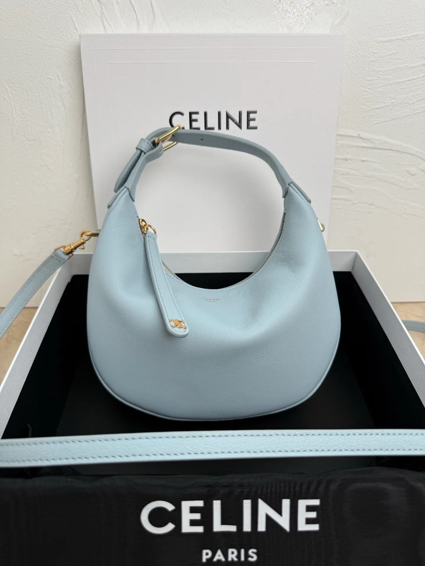 p1460 new product online 🅰️🅰️ CE new LuLu bag This time CE’s new LuLu bag is really stunning. I was struck by this crescent bag at first glance. It has a sense of high-end. The body of the bag is made of soft calfskin and feels like rua clouds. The hardware is all old and retro style. When paired with it, the temperament takes off. The most amazing thing is this bag shape! It can be salty, sweet, commuting, dating, cross-body, or one-shoulder. They are all very beautiful, and the capacity is completely sufficient for daily use. Paired with a coat, it looks like a lady, and paired with a sweater, it is very casual and casual. It is really versatile! ♻️ Style number: 119599 Color: White Size: 22x15x5cm