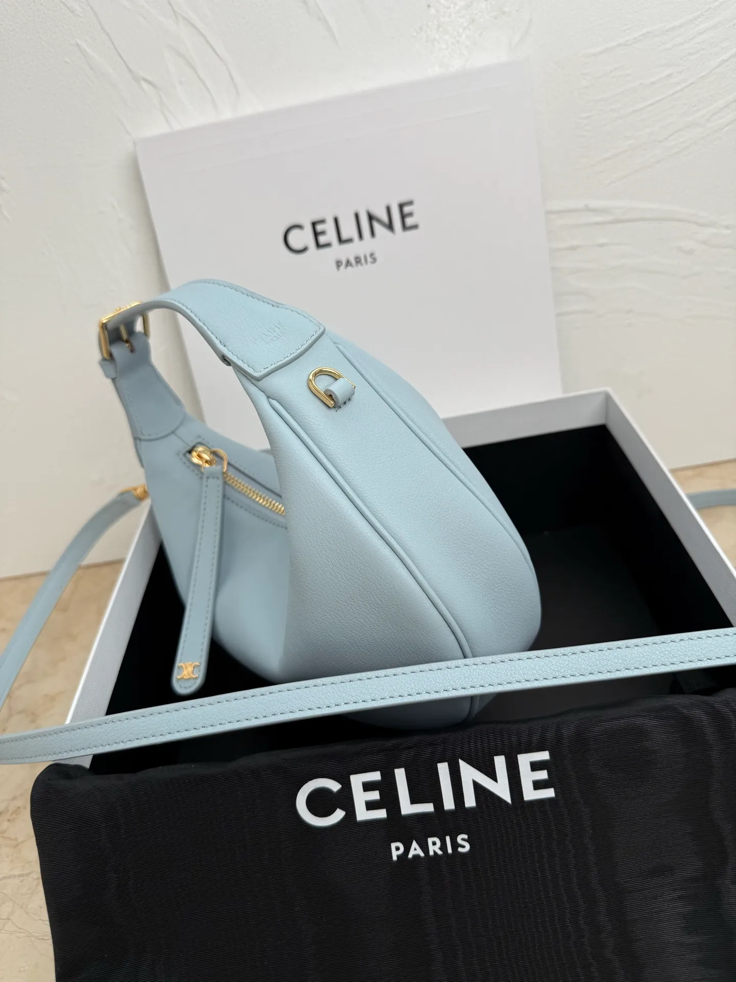 p1460 new product online 🅰️🅰️ CE new LuLu bag This time CE’s new LuLu bag is really stunning. I was struck by this crescent bag at first glance. It has a sense of high-end. The body of the bag is made of soft calfskin and feels like rua clouds. The hardware is all old and retro style. When paired with it, the temperament takes off. The most amazing thing is this bag shape! It can be salty, sweet, commuting, dating, cross-body, or one-shoulder. They are all very beautiful, and the capacity is completely sufficient for daily use. Paired with a coat, it looks like a lady, and paired with a sweater, it is very casual and casual. It is really versatile! ♻️ Style number: 119599 Color: White Size: 22x15x5cm