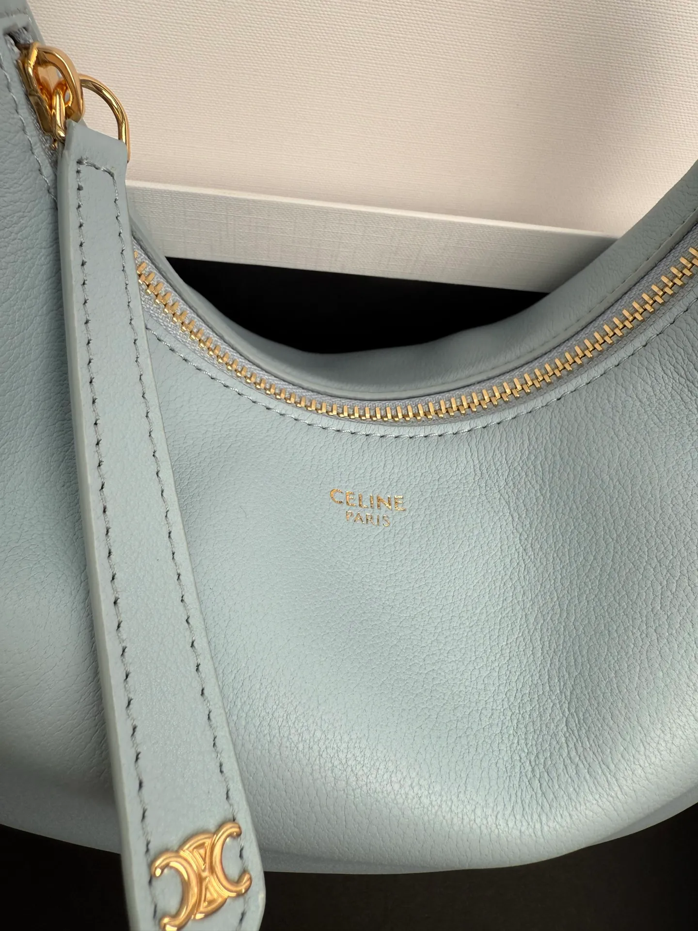 p1460 new product online 🅰️🅰️ CE new LuLu bag This time CE’s new LuLu bag is really stunning. I was struck by this crescent bag at first glance. It has a sense of high-end. The body of the bag is made of soft calfskin and feels like rua clouds. The hardware is all old and retro style. When paired with it, the temperament takes off. The most amazing thing is this bag shape! It can be salty, sweet, commuting, dating, cross-body, or one-shoulder. They are all very beautiful, and the capacity is completely sufficient for daily use. Paired with a coat, it looks like a lady, and paired with a sweater, it is very casual and casual. It is really versatile! ♻️ Style number: 119599 Color: White Size: 22x15x5cm