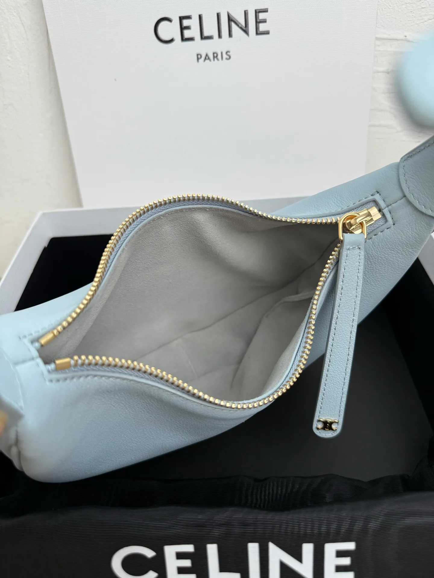 p1460 new product online 🅰️🅰️ CE new LuLu bag This time CE’s new LuLu bag is really stunning. I was struck by this crescent bag at first glance. It has a sense of high-end. The body of the bag is made of soft calfskin and feels like rua clouds. The hardware is all old and retro style. When paired with it, the temperament takes off. The most amazing thing is this bag shape! It can be salty, sweet, commuting, dating, cross-body, or one-shoulder. They are all very beautiful, and the capacity is completely sufficient for daily use. Paired with a coat, it looks like a lady, and paired with a sweater, it is very casual and casual. It is really versatile! ♻️ Style number: 119599 Color: White Size: 22x15x5cm