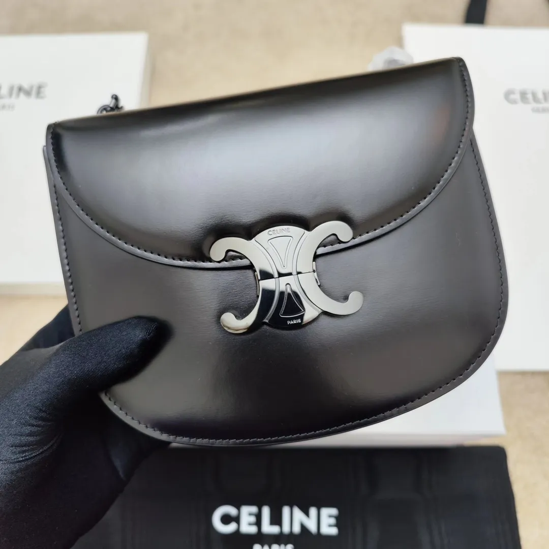 TEEN BESACE TRIOMPHE chain glossy cow leather handbag. The new Arc de Triomphe saddle bag teen besace is different from the previous square bag shape. The curved hem adds a touch of softness. It is also a little playful and cute, and the capacity is very large. It can fit even pro and max. It is versatile and looks great with skirts and formal wear! ! Cow leather, sheepskin lining, full steel metal, TRIOMPHE logo closure, 3 inner compartments, inner zip pocket and flat pocket Model: 110413A Size: 19 *15 *6🌺🌺🌺