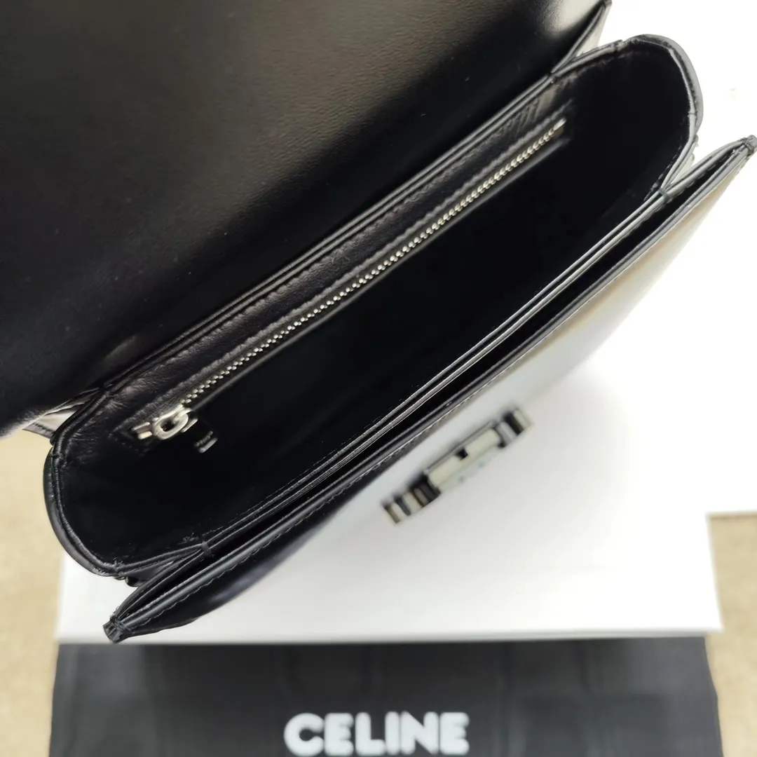 TEEN BESACE TRIOMPHE chain glossy cow leather handbag. The new Arc de Triomphe saddle bag teen besace is different from the previous square bag shape. The curved hem adds a touch of softness. It is also a little playful and cute, and the capacity is very large. It can fit even pro and max. It is versatile and looks great with skirts and formal wear! ! Cow leather, sheepskin lining, full steel metal, TRIOMPHE logo closure, 3 inner compartments, inner zip pocket and flat pocket Model: 110413A Size: 19 *15 *6🌺🌺🌺