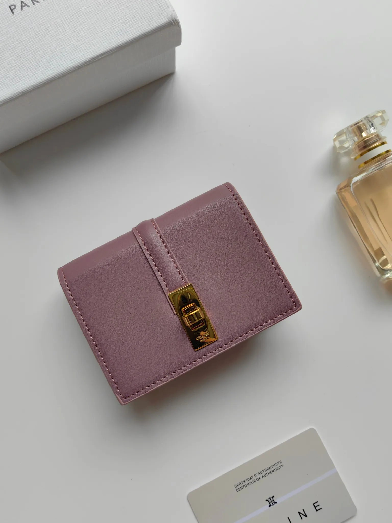 💰130, Celine's new card holder, TRIOMPHE flip card holder, classic pattern with plain microfiber inside, rotating lock closure, 1 thickened main compartment, 2 inner card slots. No.: 10M473 Size: 10.5x8.5x3 cm