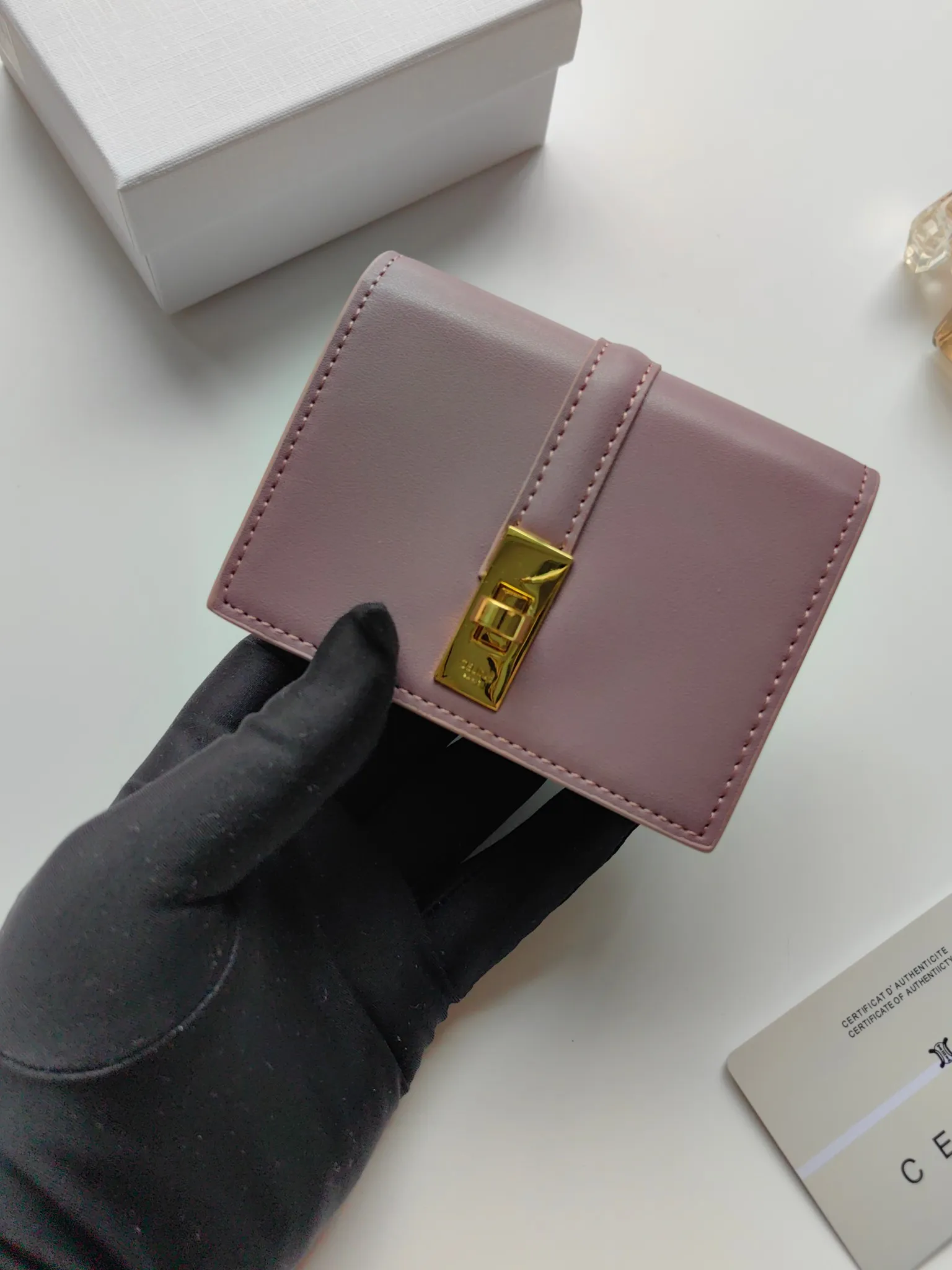 💰130, Celine's new card holder, TRIOMPHE flip card holder, classic pattern with plain microfiber inside, rotating lock closure, 1 thickened main compartment, 2 inner card slots. No.: 10M473 Size: 10.5x8.5x3 cm