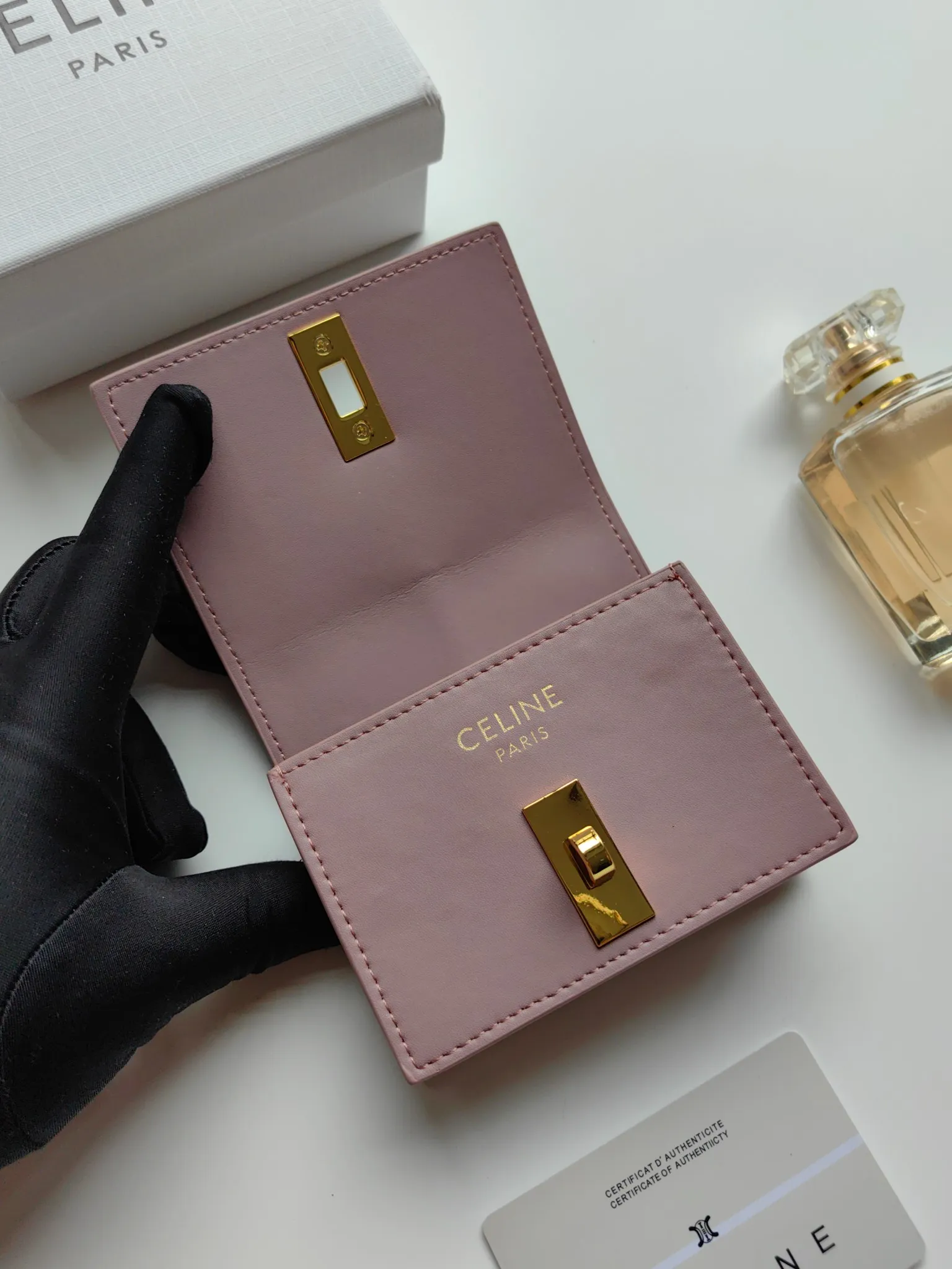 💰130, Celine's new card holder, TRIOMPHE flip card holder, classic pattern with plain microfiber inside, rotating lock closure, 1 thickened main compartment, 2 inner card slots. No.: 10M473 Size: 10.5x8.5x3 cm