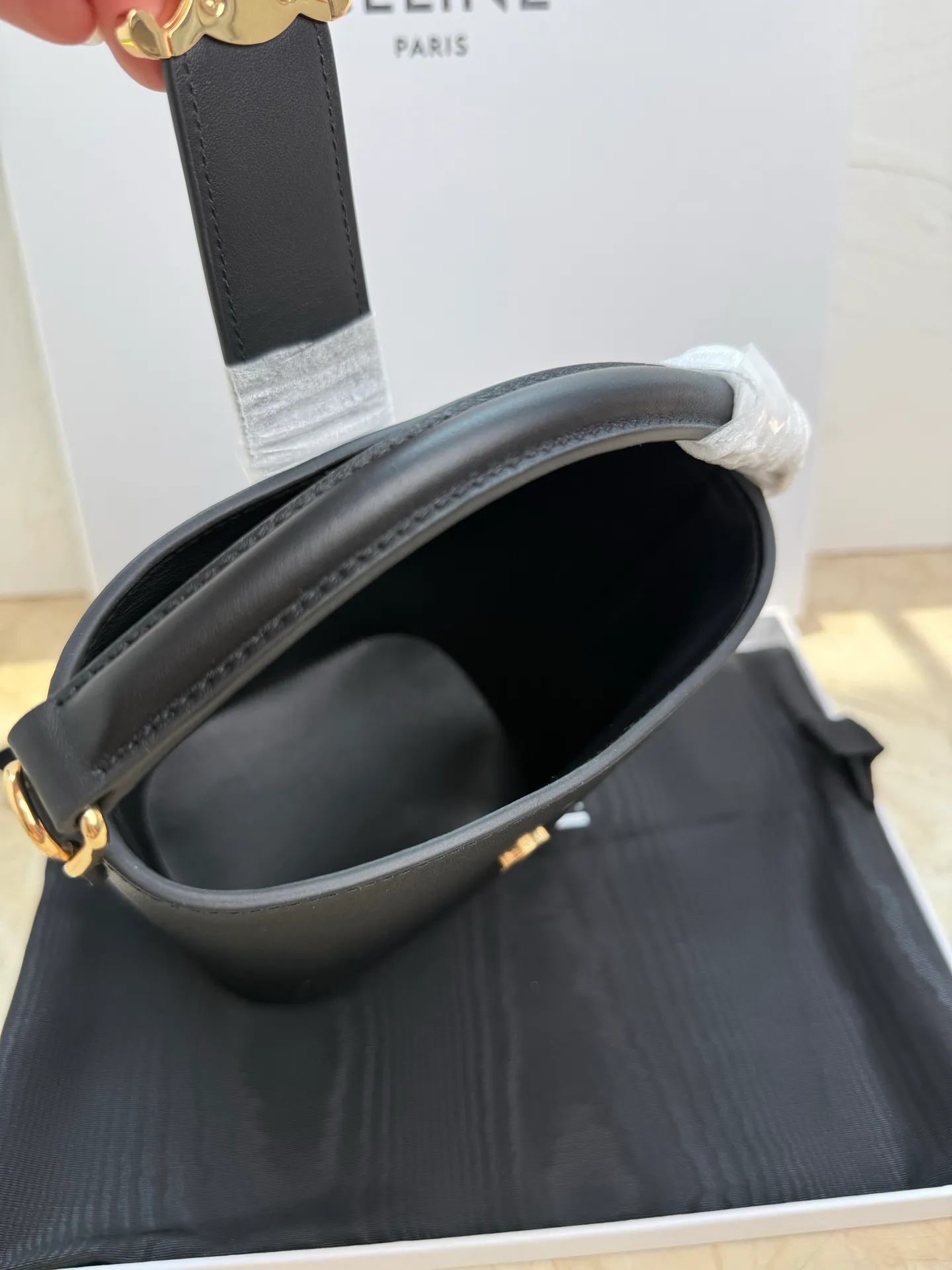 p1400 mini handbag, this model can hold larger smartphone models such as PLUS 5 X 6 X 4 inches (13.5 1 detachable and adjustable shoulder strap, minimum length 17 inches (44 cm), maximum length 23 inches (59 cm) Number: 10N473GHJ.38NO