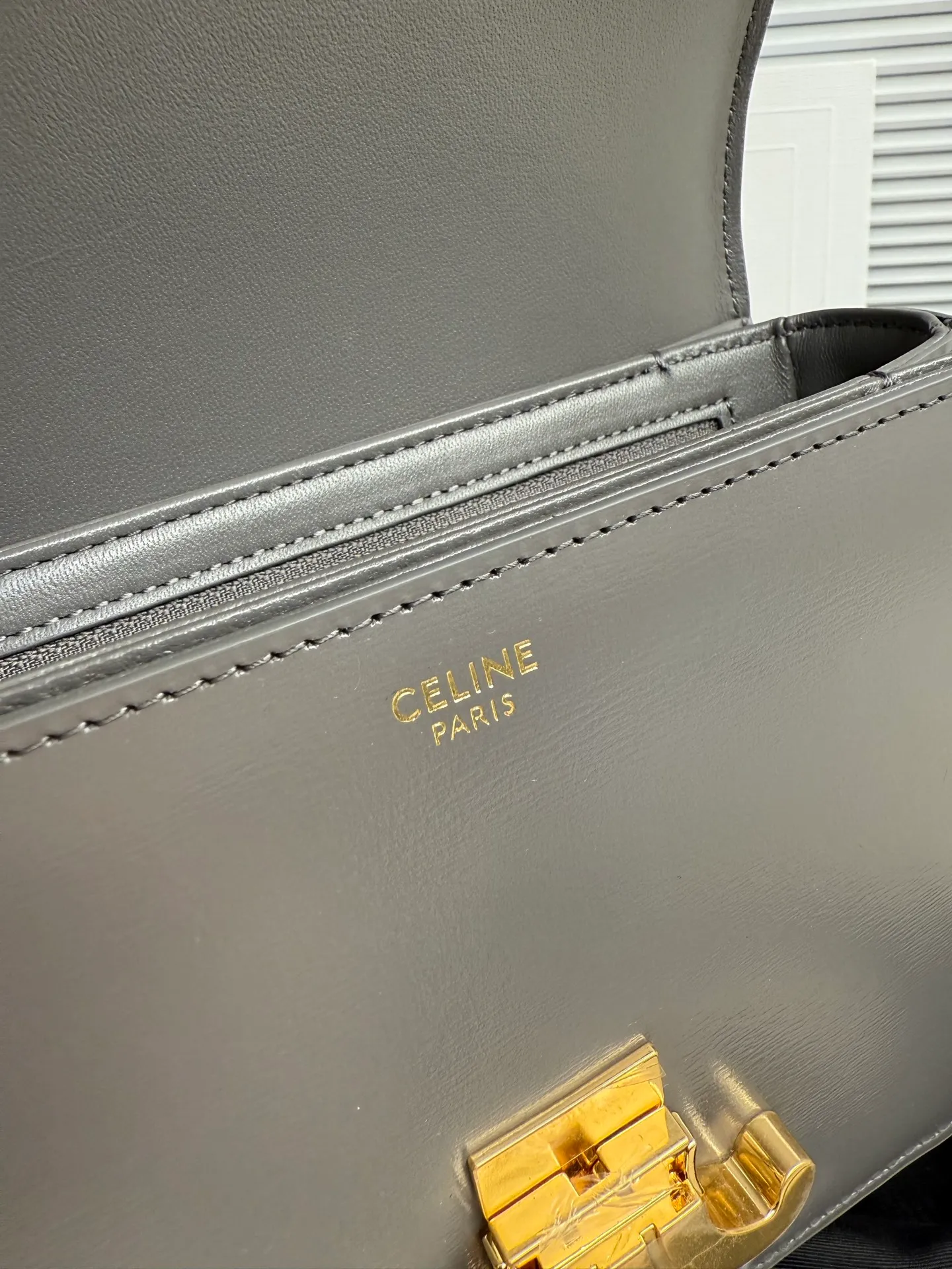 p1560. TEEN TRIOMPHE calfskin handbag This small TRIOMPHE handbag in satin calfskin comes with an adjustable leather shoulder strap and TRIOMPHE exclusive buckle TRIOMPHE brass lock interior zip pocket and interior flat pocket Adjustable leather shoulder strap Length 17 inches (42 cm) 7 X 6 X 2 inches (18.5 X 14 X 6 cm) No.: 188423