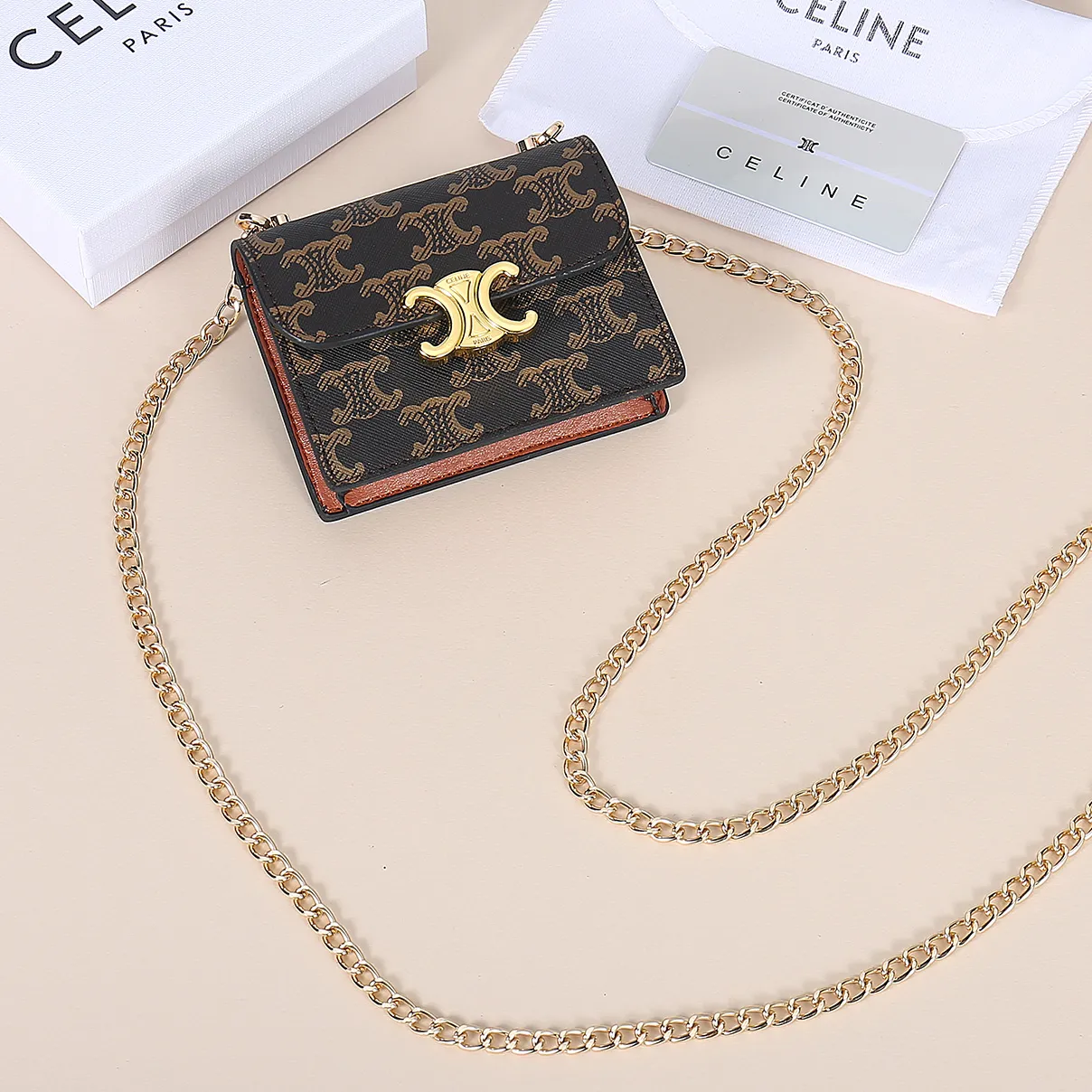 💰170, Celine's new chain TRIOMPHE business card bag, can be worn cross-body, classic pattern large surface with plain microfiber, gold finish TRIOMPHE metal snap closure, 1 thickened main compartment, 3 inner card slots. No.: 10N062 Size: 10.5x8.5x3 cm