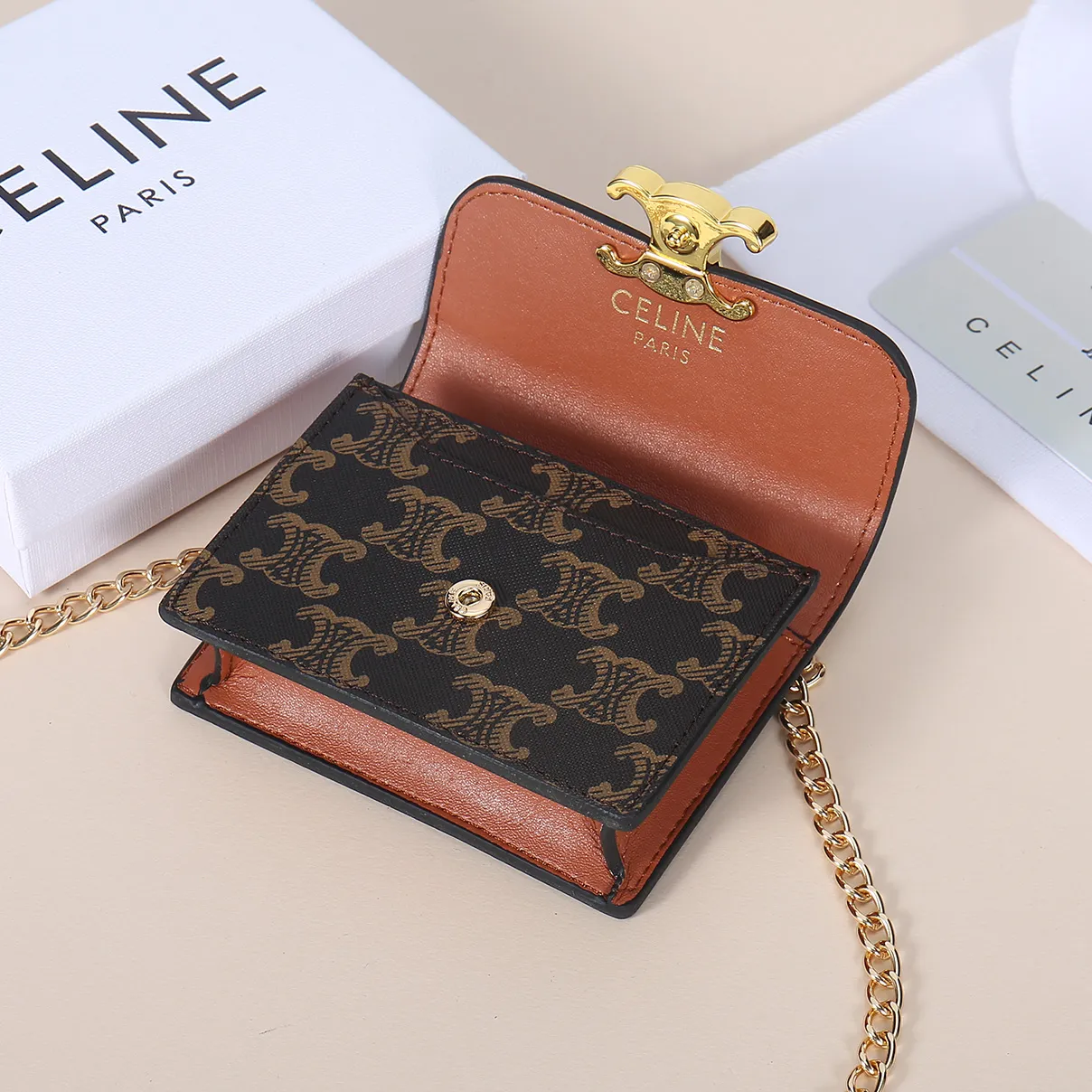💰170, Celine's new chain TRIOMPHE business card bag, can be worn cross-body, classic pattern large surface with plain microfiber, gold finish TRIOMPHE metal snap closure, 1 thickened main compartment, 3 inner card slots. No.: 10N062 Size: 10.5x8.5x3 cm