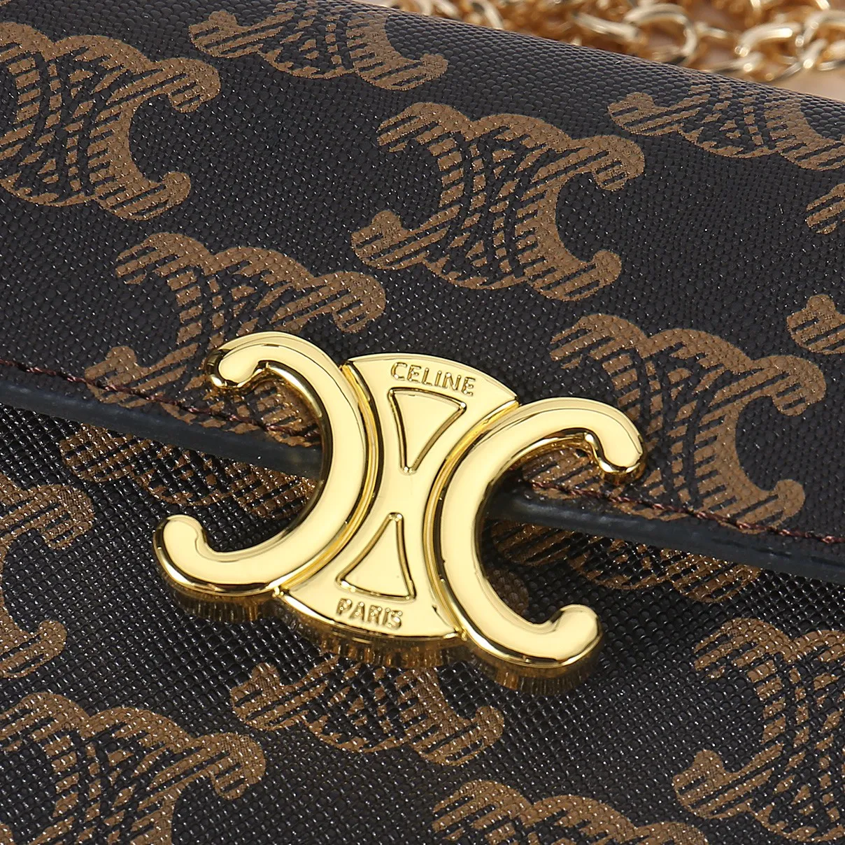 💰170, Celine's new chain TRIOMPHE business card bag, can be worn cross-body, classic pattern large surface with plain microfiber, gold finish TRIOMPHE metal snap closure, 1 thickened main compartment, 3 inner card slots. No.: 10N062 Size: 10.5x8.5x3 cm
