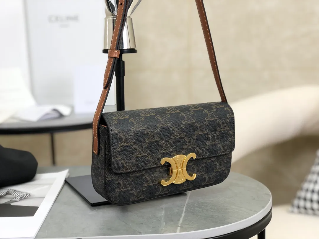 💰 1320 Top products in the market 𝗖𝗘𝗟𝗜𝗡𝗘 | 𝗧𝗿𝗶𝗼𝗺𝗽𝗵𝗲 𝗦𝗵𝗼𝘂𝗹𝗱𝗲𝗿 𝗕𝗮𝗴 Arc de Triomphe Armpit Bag〰️ 𝑐𝑒𝑙　𝑛𝑒’s classic presbyopia has never lost! This year I was hit by this old lady from the Arc de Triomphe again🔥. She debuted at No. 𝗖 and became the new favorite. She killed all her predecessors in an instant. I can’t wait to carry it every day! Full of high-end street style, it must be 𝗰𝗲𝗹𝗶𝗻𝗲 for girls❥ The short version raises the waistline and instantly enhances the temperament. It is very light and has enough capacity to hold essential supplies🌬 𝑠　𝑧𝑒: 𝟮𝟬*𝟭𝟬*𝟰𝒄𝒎 Model: 194142 / Presbyopic model