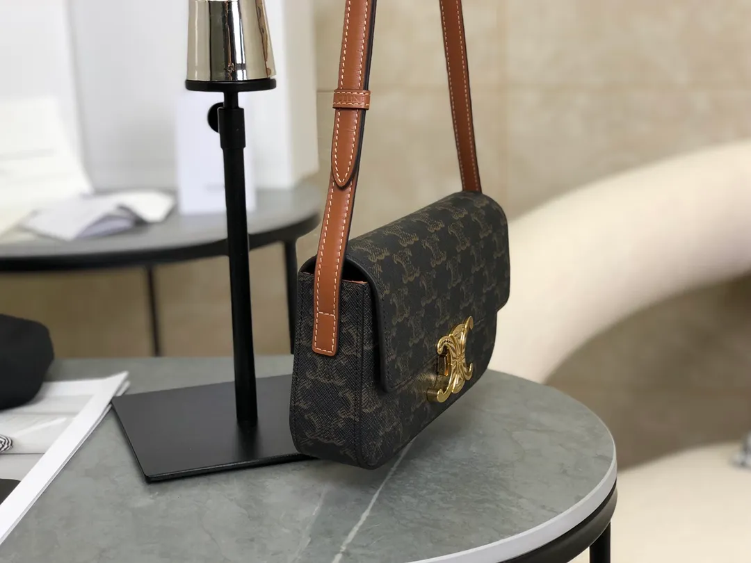 💰 1320 Top products in the market 𝗖𝗘𝗟𝗜𝗡𝗘 | 𝗧𝗿𝗶𝗼𝗺𝗽𝗵𝗲 𝗦𝗵𝗼𝘂𝗹𝗱𝗲𝗿 𝗕𝗮𝗴 Arc de Triomphe Armpit Bag〰️ 𝑐𝑒𝑙　𝑛𝑒’s classic presbyopia has never lost! This year I was hit by this old lady from the Arc de Triomphe again🔥. She debuted at No. 𝗖 and became the new favorite. She killed all her predecessors in an instant. I can’t wait to carry it every day! Full of high-end street style, it must be 𝗰𝗲𝗹𝗶𝗻𝗲 for girls❥ The short version raises the waistline and instantly enhances the temperament. It is very light and has enough capacity to hold essential supplies🌬 𝑠　𝑧𝑒: 𝟮𝟬*𝟭𝟬*𝟰𝒄𝒎 Model: 194142 / Presbyopic model