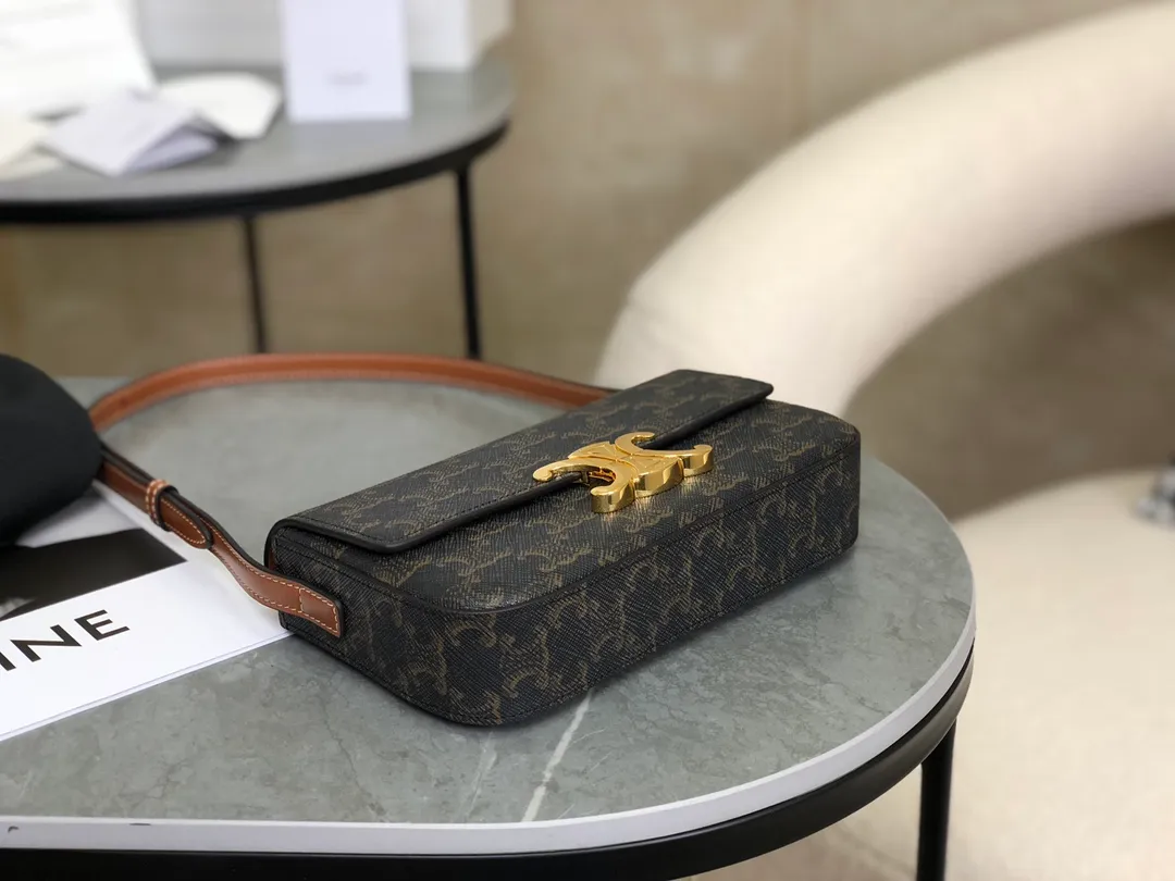💰 1320 Top products in the market 𝗖𝗘𝗟𝗜𝗡𝗘 | 𝗧𝗿𝗶𝗼𝗺𝗽𝗵𝗲 𝗦𝗵𝗼𝘂𝗹𝗱𝗲𝗿 𝗕𝗮𝗴 Arc de Triomphe Armpit Bag〰️ 𝑐𝑒𝑙　𝑛𝑒’s classic presbyopia has never lost! This year I was hit by this old lady from the Arc de Triomphe again🔥. She debuted at No. 𝗖 and became the new favorite. She killed all her predecessors in an instant. I can’t wait to carry it every day! Full of high-end street style, it must be 𝗰𝗲𝗹𝗶𝗻𝗲 for girls❥ The short version raises the waistline and instantly enhances the temperament. It is very light and has enough capacity to hold essential supplies🌬 𝑠　𝑧𝑒: 𝟮𝟬*𝟭𝟬*𝟰𝒄𝒎 Model: 194142 / Presbyopic model