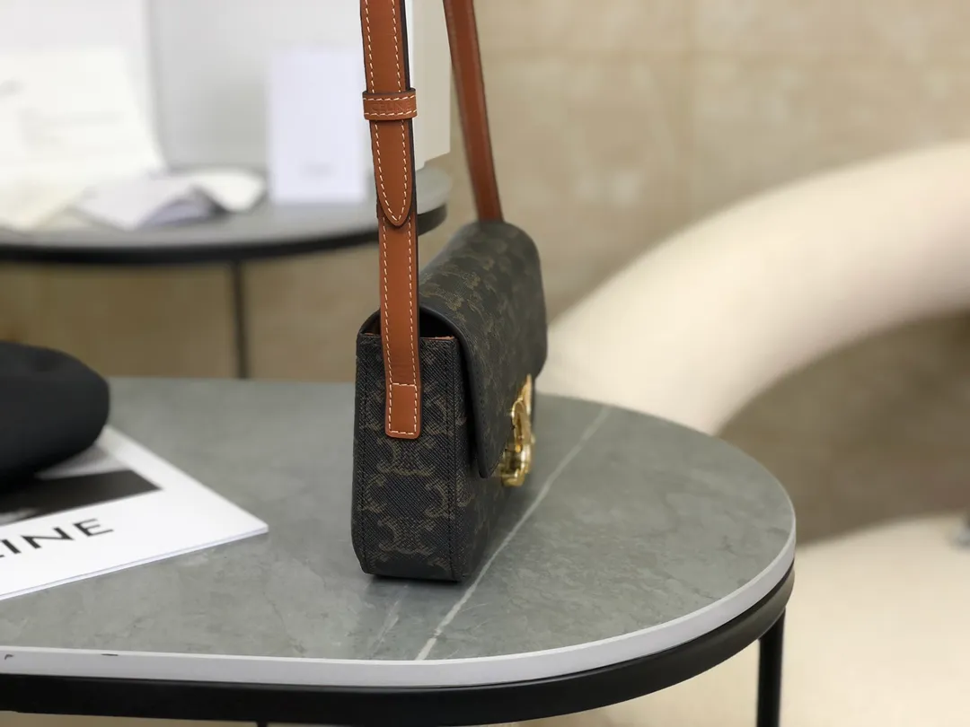 💰 1320 Top products in the market 𝗖𝗘𝗟𝗜𝗡𝗘 | 𝗧𝗿𝗶𝗼𝗺𝗽𝗵𝗲 𝗦𝗵𝗼𝘂𝗹𝗱𝗲𝗿 𝗕𝗮𝗴 Arc de Triomphe Armpit Bag〰️ 𝑐𝑒𝑙　𝑛𝑒’s classic presbyopia has never lost! This year I was hit by this old lady from the Arc de Triomphe again🔥. She debuted at No. 𝗖 and became the new favorite. She killed all her predecessors in an instant. I can’t wait to carry it every day! Full of high-end street style, it must be 𝗰𝗲𝗹𝗶𝗻𝗲 for girls❥ The short version raises the waistline and instantly enhances the temperament. It is very light and has enough capacity to hold essential supplies🌬 𝑠　𝑧𝑒: 𝟮𝟬*𝟭𝟬*𝟰𝒄𝒎 Model: 194142 / Presbyopic model