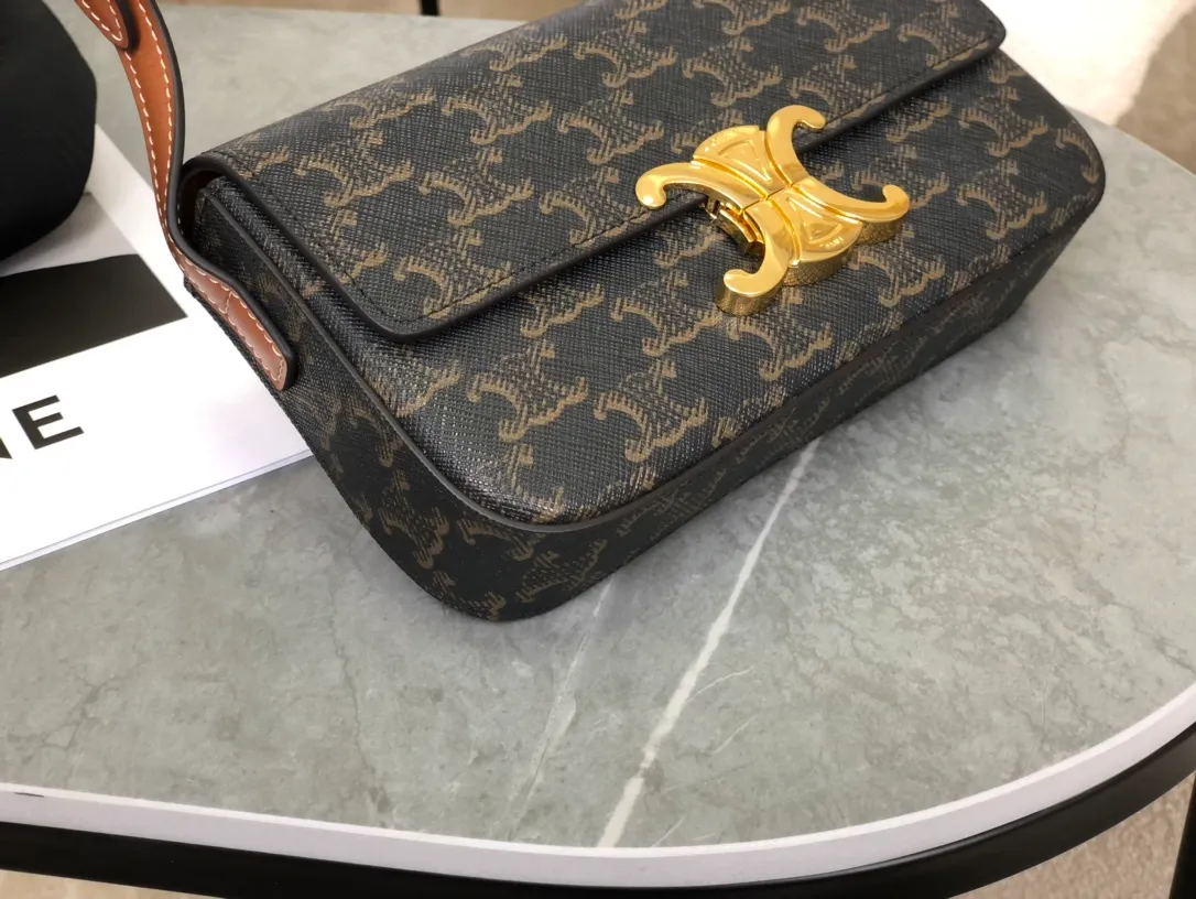 💰 1320 Top products in the market 𝗖𝗘𝗟𝗜𝗡𝗘 | 𝗧𝗿𝗶𝗼𝗺𝗽𝗵𝗲 𝗦𝗵𝗼𝘂𝗹𝗱𝗲𝗿 𝗕𝗮𝗴 Arc de Triomphe Armpit Bag〰️ 𝑐𝑒𝑙　𝑛𝑒’s classic presbyopia has never lost! This year I was hit by this old lady from the Arc de Triomphe again🔥. She debuted at No. 𝗖 and became the new favorite. She killed all her predecessors in an instant. I can’t wait to carry it every day! Full of high-end street style, it must be 𝗰𝗲𝗹𝗶𝗻𝗲 for girls❥ The short version raises the waistline and instantly enhances the temperament. It is very light and has enough capacity to hold essential supplies🌬 𝑠　𝑧𝑒: 𝟮𝟬*𝟭𝟬*𝟰𝒄𝒎 Model: 194142 / Presbyopic model