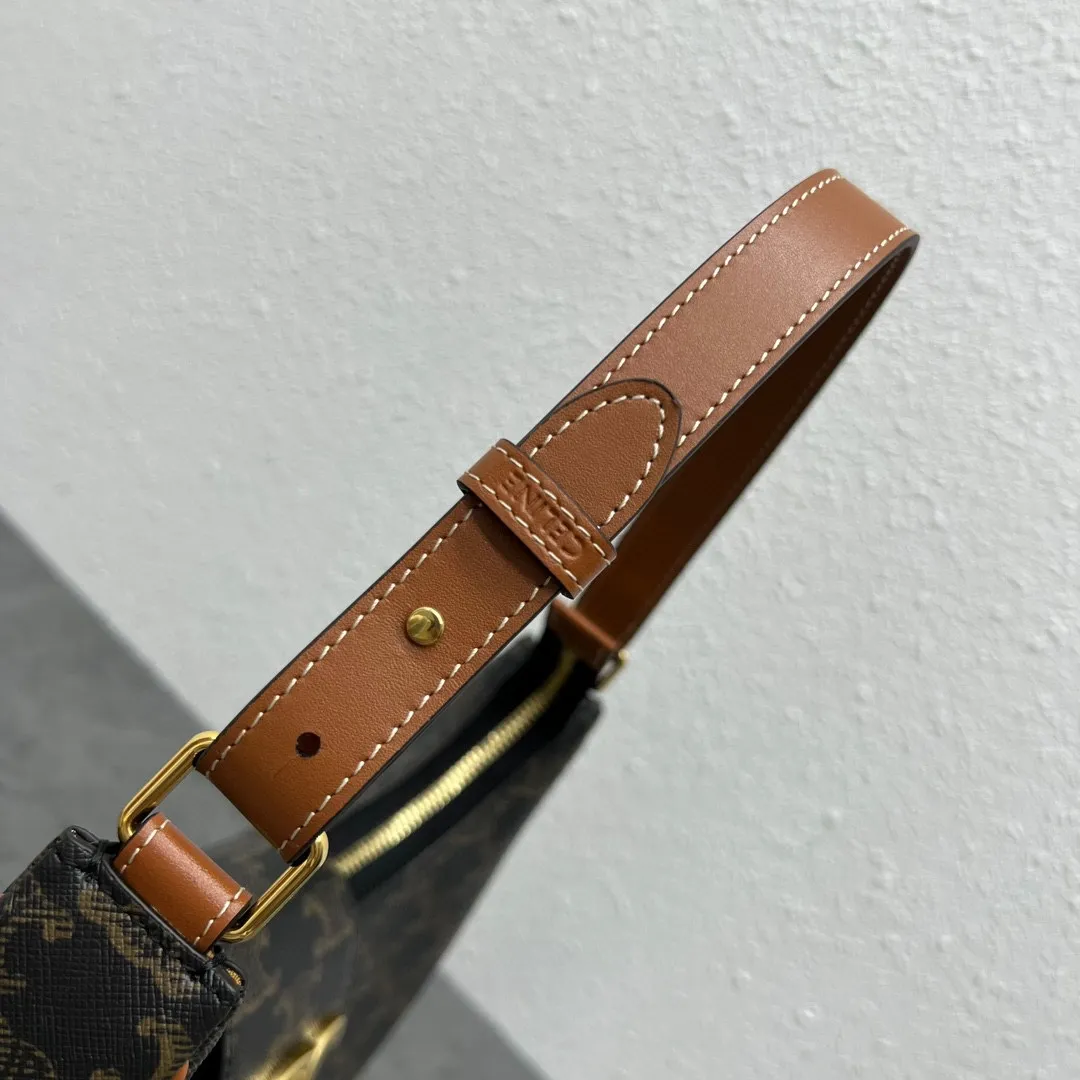 2023 new style💕TRIOMPHE CANVAS logo printed AVA armpit bag, cow leather edge, fabric lining, gold shoulder and handle, zipper closure, leather flap, with TRIOMPHE magnetic buckle 1 inner flat pocket Adjustable shoulder strap, minimum length 8 inches (22 cm), maximum length 9 inches (23 cm) No.: 114492BZJ.04LU Size: (23 X 13.5 X 6 cm)