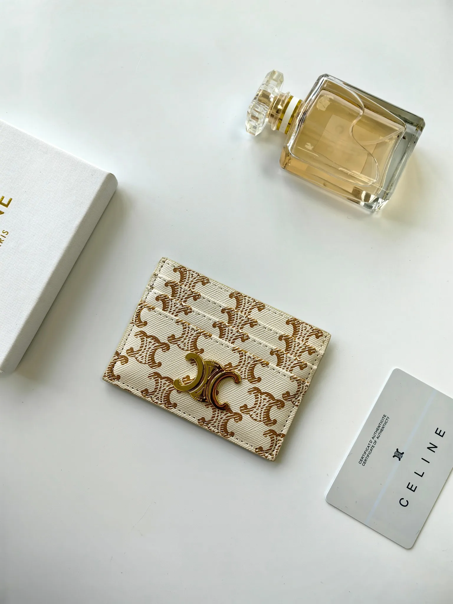 💰90💰CELINE's new embossed logo card holder, made of first-layer cowhide, two card slots + one middle pocket Style number: 10L833 Size: 10.5×7cm