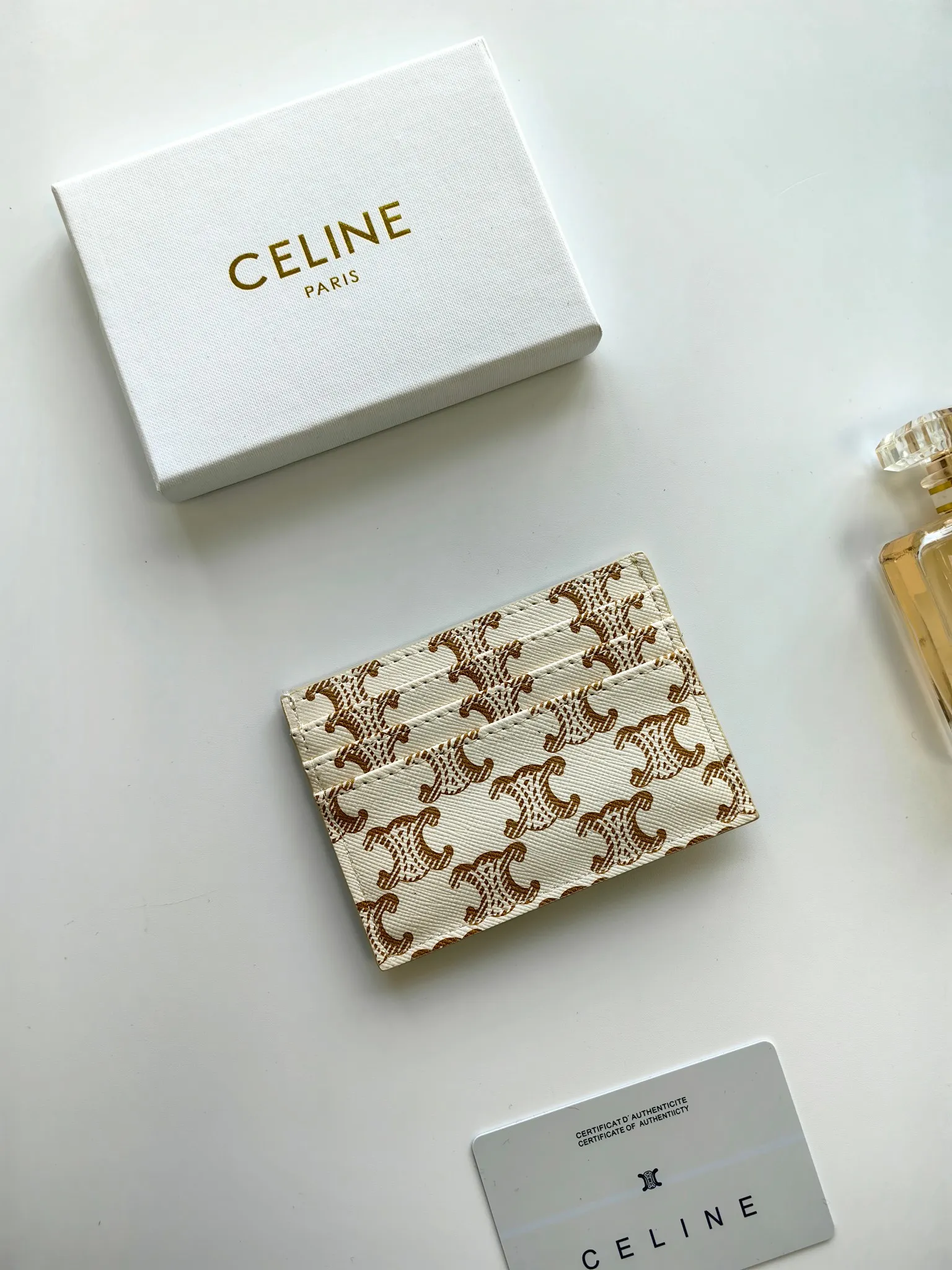 💰90💰CELINE's new embossed logo card holder, made of first-layer cowhide, two card slots + one middle pocket Style number: 10L833 Size: 10.5×7cm
