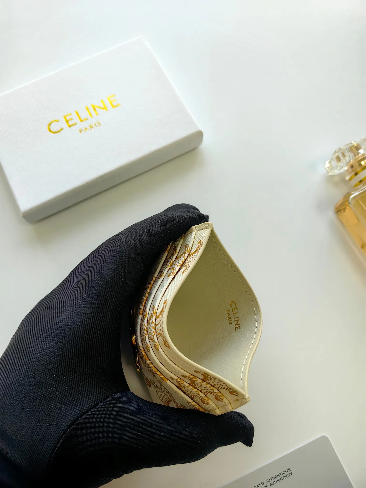 💰90💰CELINE's new embossed logo card holder, made of first-layer cowhide, two card slots + one middle pocket Style number: 10L833 Size: 10.5×7cm