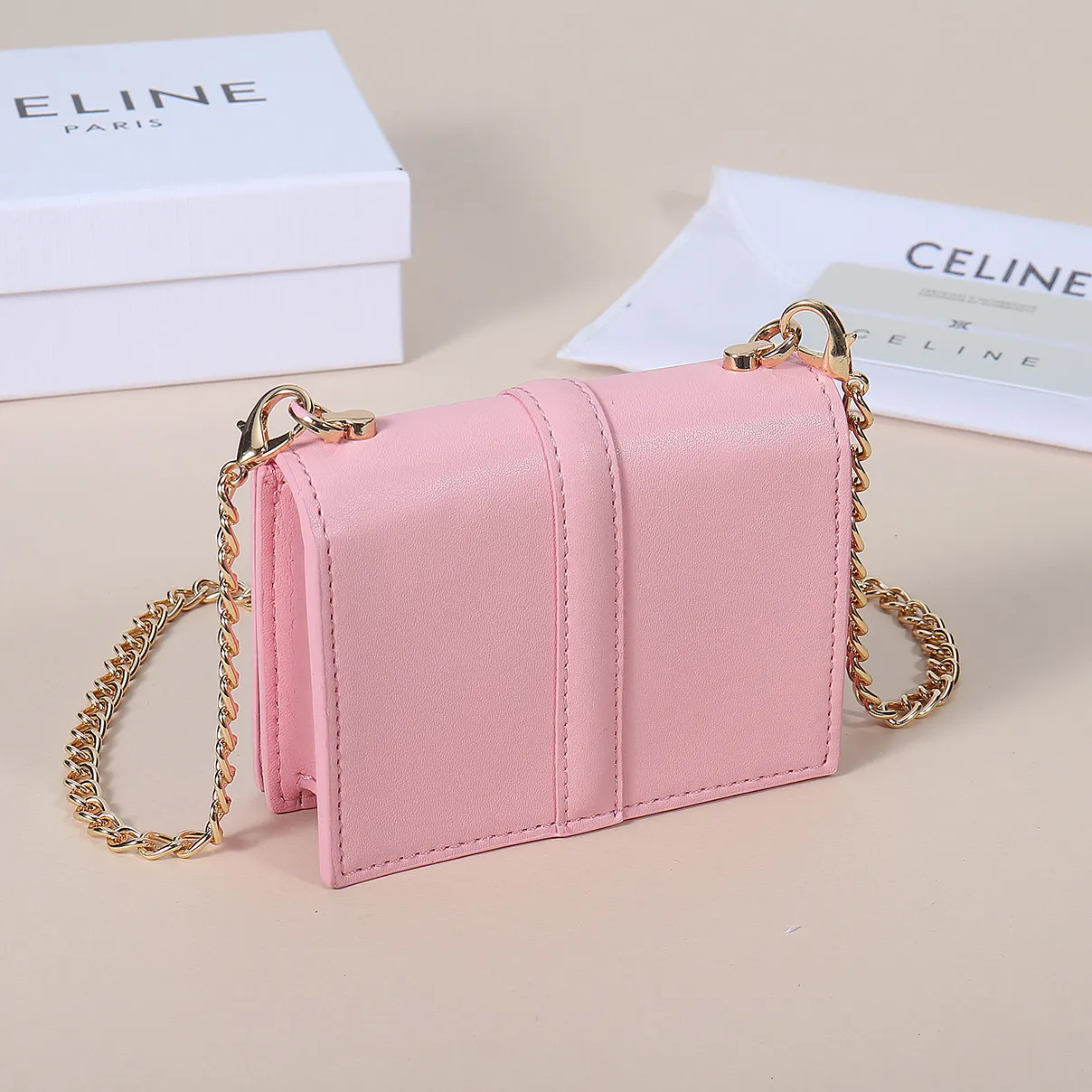 💰170, Celine's latest chain card holder, TRIOMPHE flip chain card holder, can be worn cross-body, classic cowhide with plain microfiber interior, rotating lock closure, 1 thickened main compartment, 2 inner card slots. No.: 10M472 Size: 10.5x8.5x3 cm