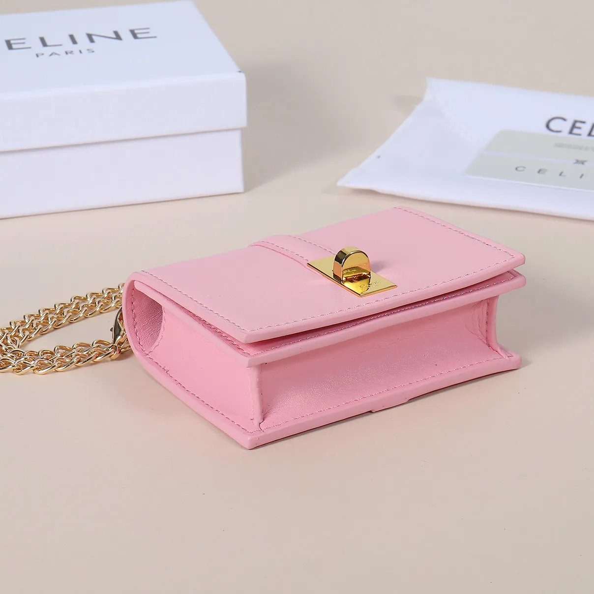 💰170, Celine's latest chain card holder, TRIOMPHE flip chain card holder, can be worn cross-body, classic cowhide with plain microfiber interior, rotating lock closure, 1 thickened main compartment, 2 inner card slots. No.: 10M472 Size: 10.5x8.5x3 cm