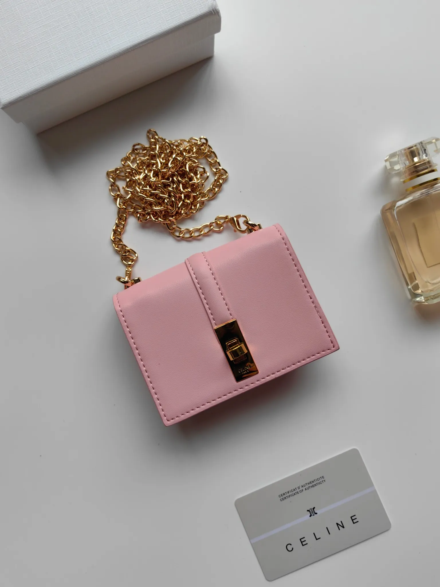 💰140 Celine's latest chain card holder, TRIOMPHE flip chain card holder, can be worn cross-body, classic pattern with plain microfiber interior, rotating lock closure, 1 thickened main compartment, 2 inner card slots. No.: 10M472 Size: 10.5x8.5x3 cm