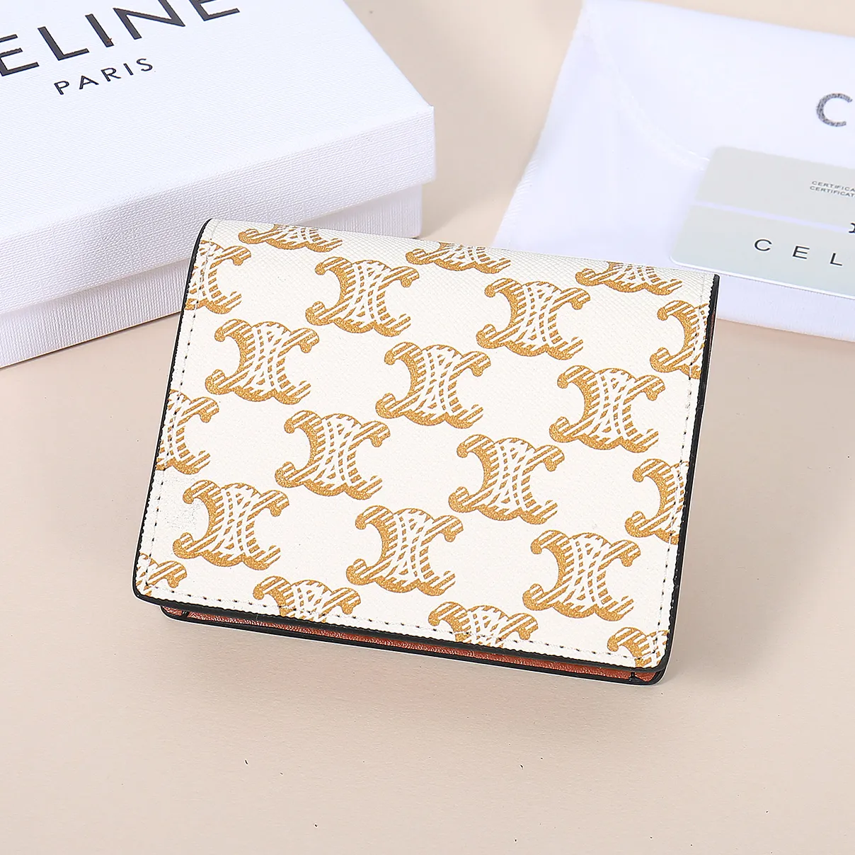 💰130, Celine's new card holder, TRIOMPHE business card holder, classic pattern large surface with plain microfiber interior, gold finish TRIOMPHE metal snap closure, 1 thickened main compartment, 3 inner card slots. No.: 10N063 Size: 10.5x8.5x3 cm