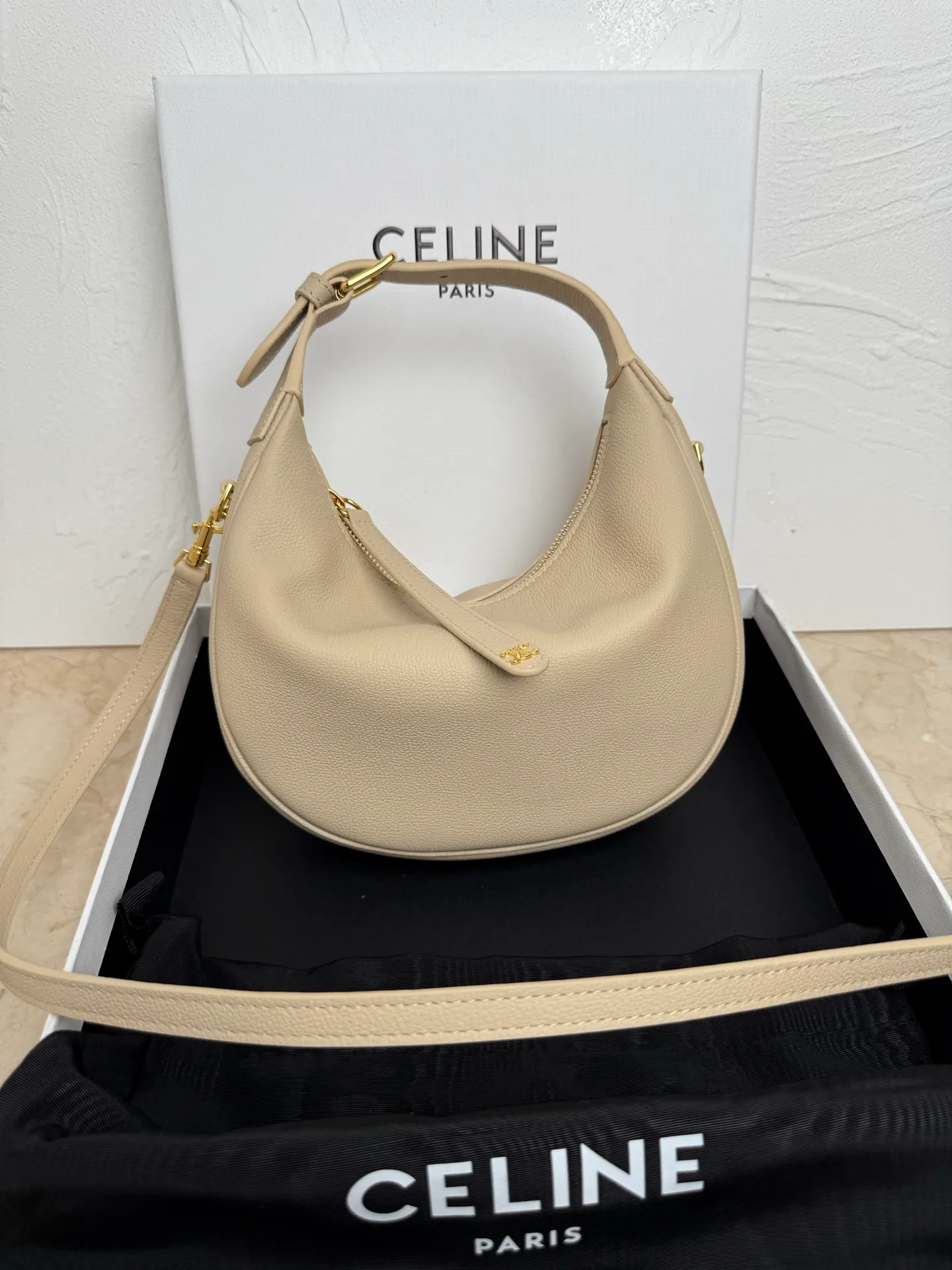 p1460 new product online 🅰️🅰️ CE new LuLu bag This time CE’s new LuLu bag is really stunning. I was struck by this crescent bag at first glance. It has a sense of high-end. The body of the bag is made of soft calfskin and feels like rua clouds. The hardware is all old and retro style. When paired with it, the temperament takes off. The most amazing thing is this bag shape! It can be salty, sweet, commuting, dating, cross-body, or one-shoulder. They are all very beautiful, and the capacity is completely sufficient for daily use. Paired with a coat, it looks like a lady, and paired with a sweater, it is very casual and casual. It is really versatile! ♻️ Style number: 119599 Color: White Size: 22x15x5cm
