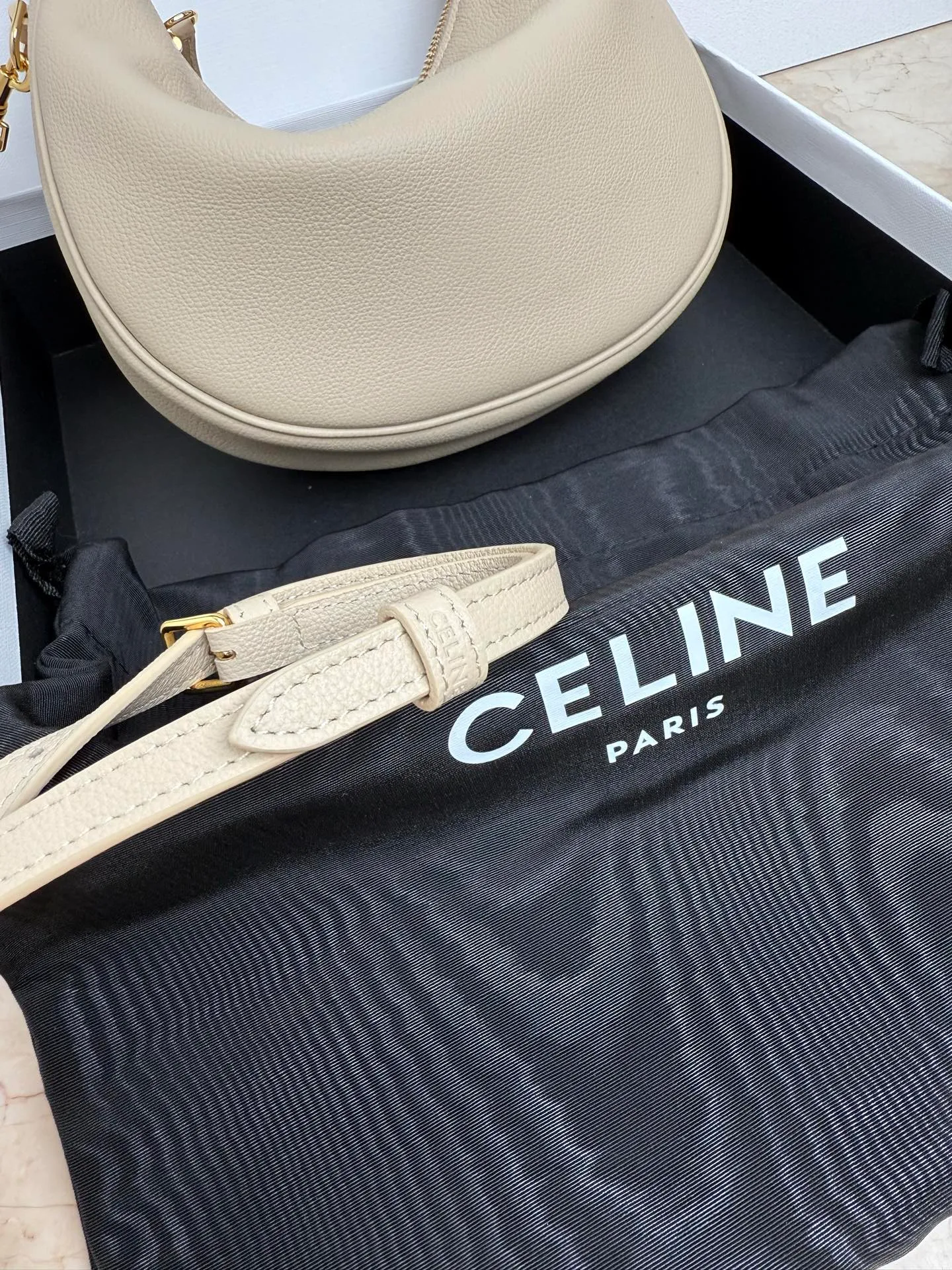 p1460 new product online 🅰️🅰️ CE new LuLu bag This time CE’s new LuLu bag is really stunning. I was struck by this crescent bag at first glance. It has a sense of high-end. The body of the bag is made of soft calfskin and feels like rua clouds. The hardware is all old and retro style. When paired with it, the temperament takes off. The most amazing thing is this bag shape! It can be salty, sweet, commuting, dating, cross-body, or one-shoulder. They are all very beautiful, and the capacity is completely sufficient for daily use. Paired with a coat, it looks like a lady, and paired with a sweater, it is very casual and casual. It is really versatile! ♻️ Style number: 119599 Color: White Size: 22x15x5cm