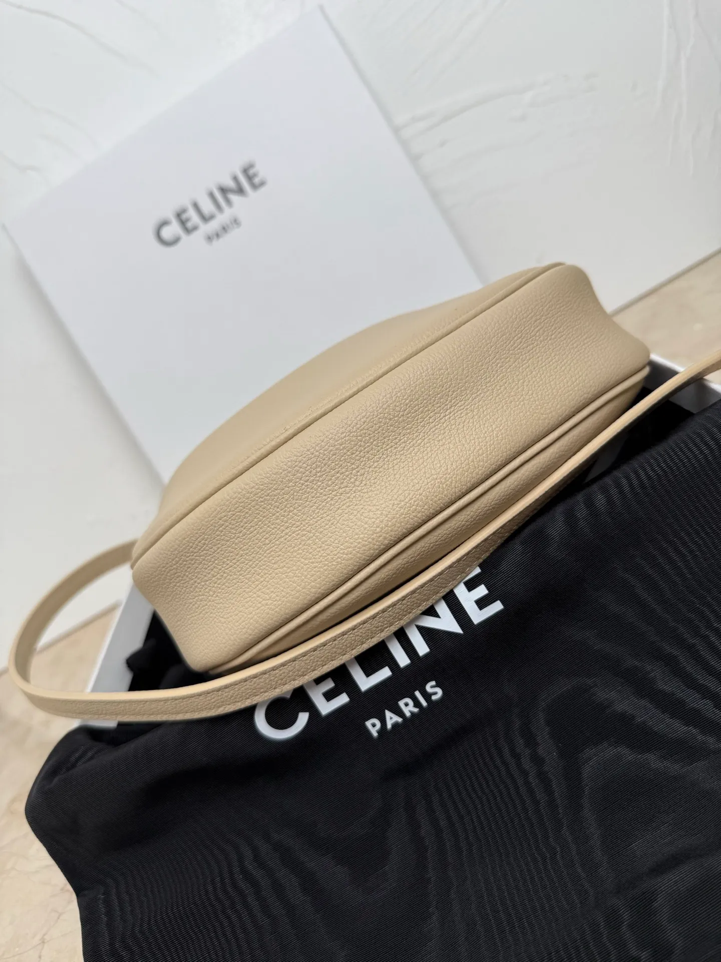 p1460 new product online 🅰️🅰️ CE new LuLu bag This time CE’s new LuLu bag is really stunning. I was struck by this crescent bag at first glance. It has a sense of high-end. The body of the bag is made of soft calfskin and feels like rua clouds. The hardware is all old and retro style. When paired with it, the temperament takes off. The most amazing thing is this bag shape! It can be salty, sweet, commuting, dating, cross-body, or one-shoulder. They are all very beautiful, and the capacity is completely sufficient for daily use. Paired with a coat, it looks like a lady, and paired with a sweater, it is very casual and casual. It is really versatile! ♻️ Style number: 119599 Color: White Size: 22x15x5cm