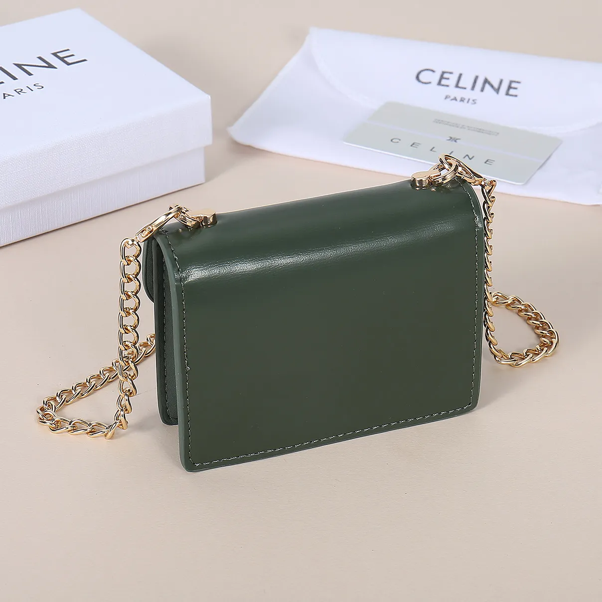 💰170, Celine's new chain TRIOMPHE business card bag, which can be worn cross-body, has a large cowhide surface with plain microfiber, gold-finished TRIOMPHE metal snap closure, 1 thickened main compartment, and 3 inner card slots. No.: 10N062 Size: 10.5x8.5x3 cm